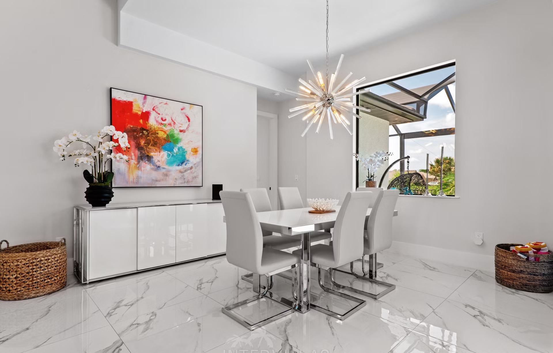 Moderne Waterfront-Villa mit beheiztem Salzwasserpool und Spa am Kanal.