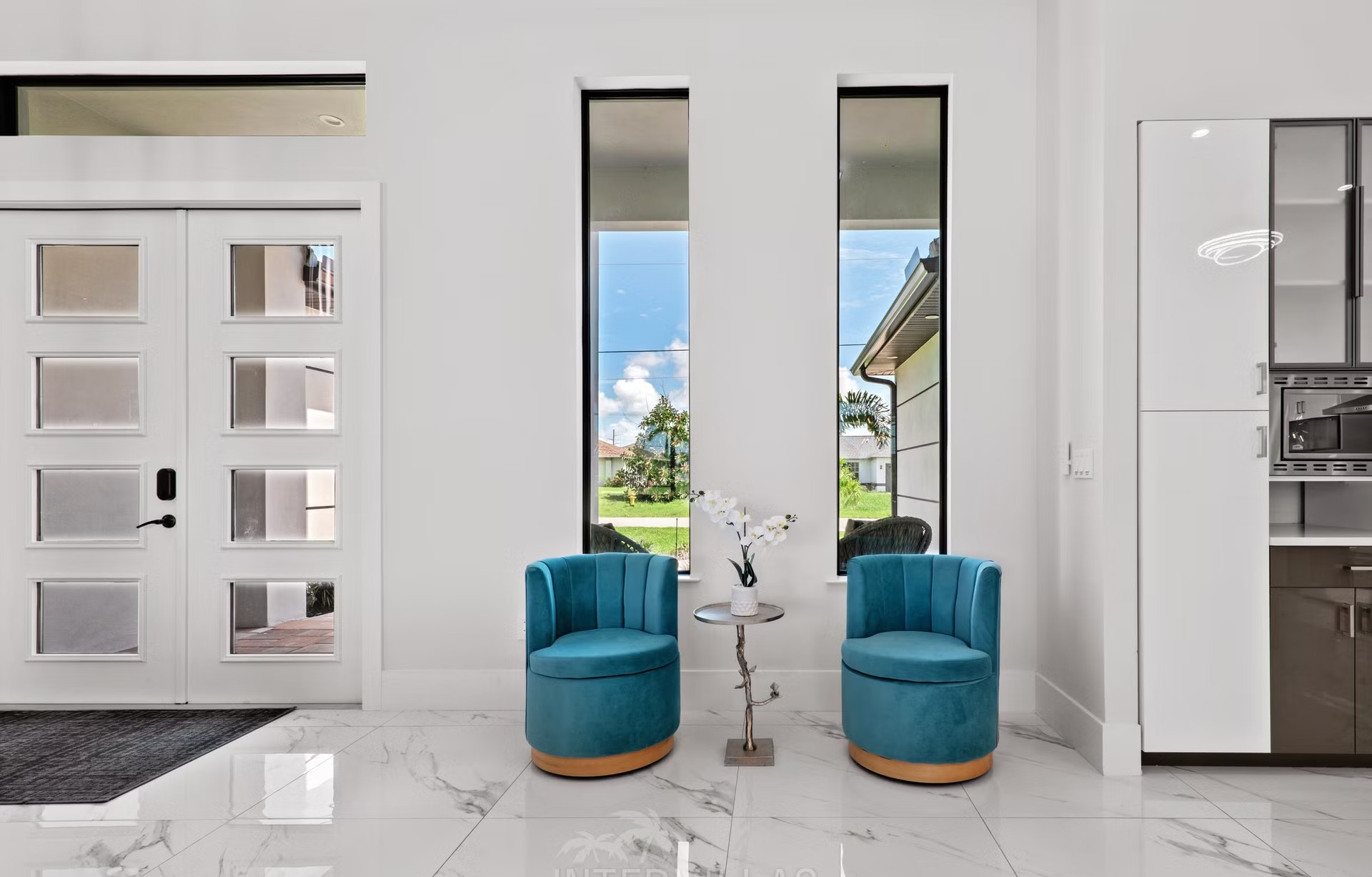 Südlich ausgerichteter Salzwasserpool mit Spa/Jacuzzi am Kanal.