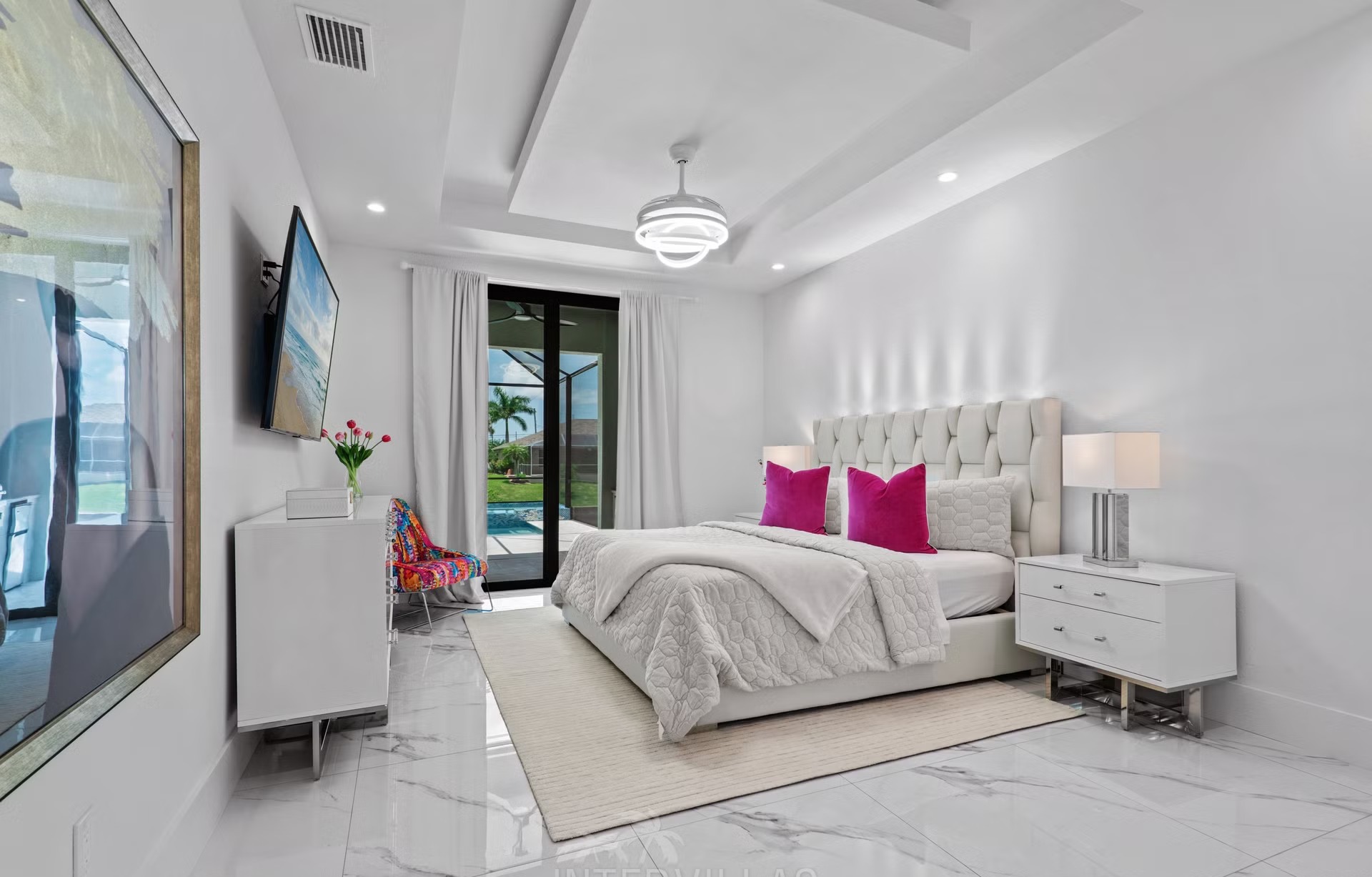 Moderne Waterfront-Villa mit beheiztem Salzwasserpool und Spa am Kanal.