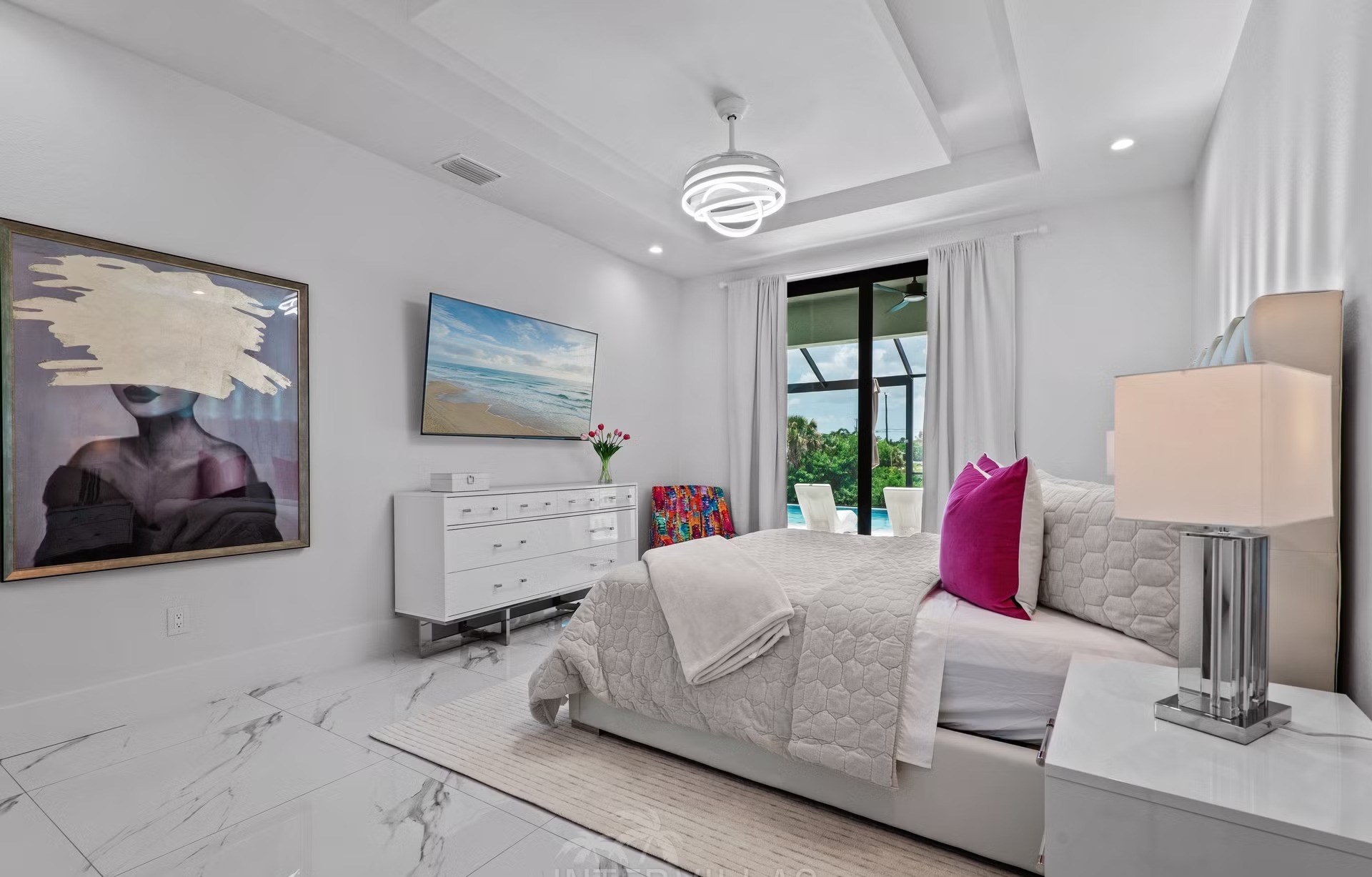 Moderne Waterfront-Villa mit beheiztem Salzwasserpool, Spa/Jacuzzi und Blick auf den Kanal.