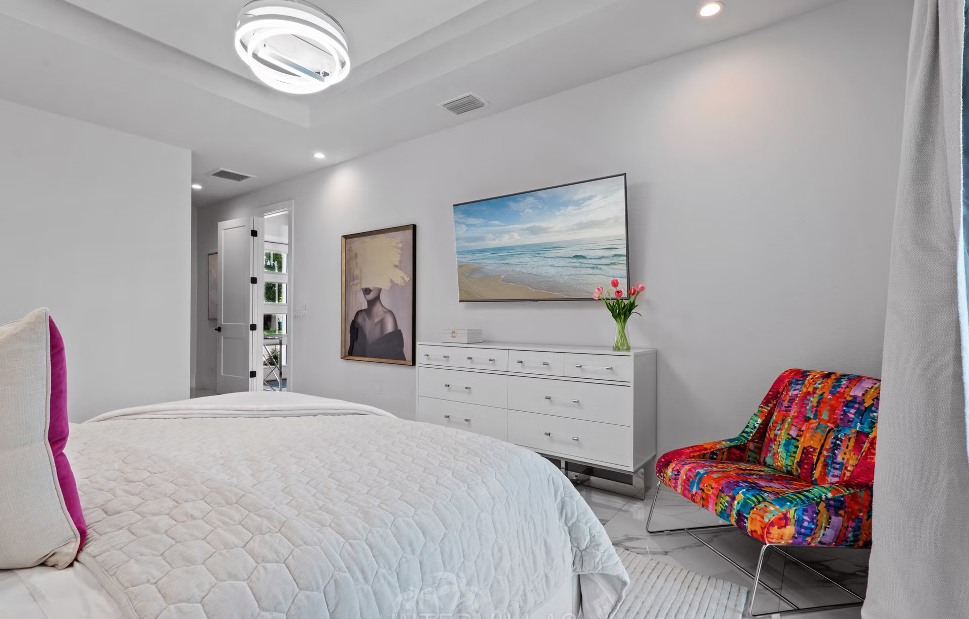 Moderne Villa am Kanal mit beheiztem Salzwasserpool und Outdoor-Spa.