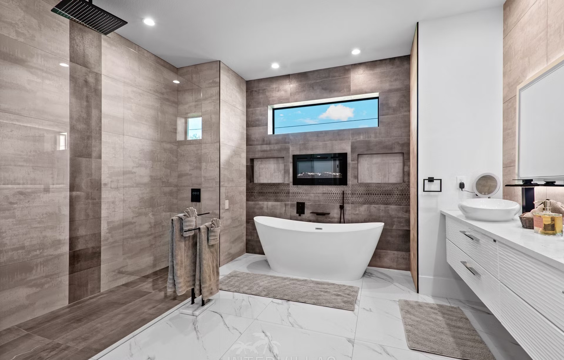 Beheizter Salzwasserpool mit Spa/Jacuzzi auf der Terrasse am Kanal.