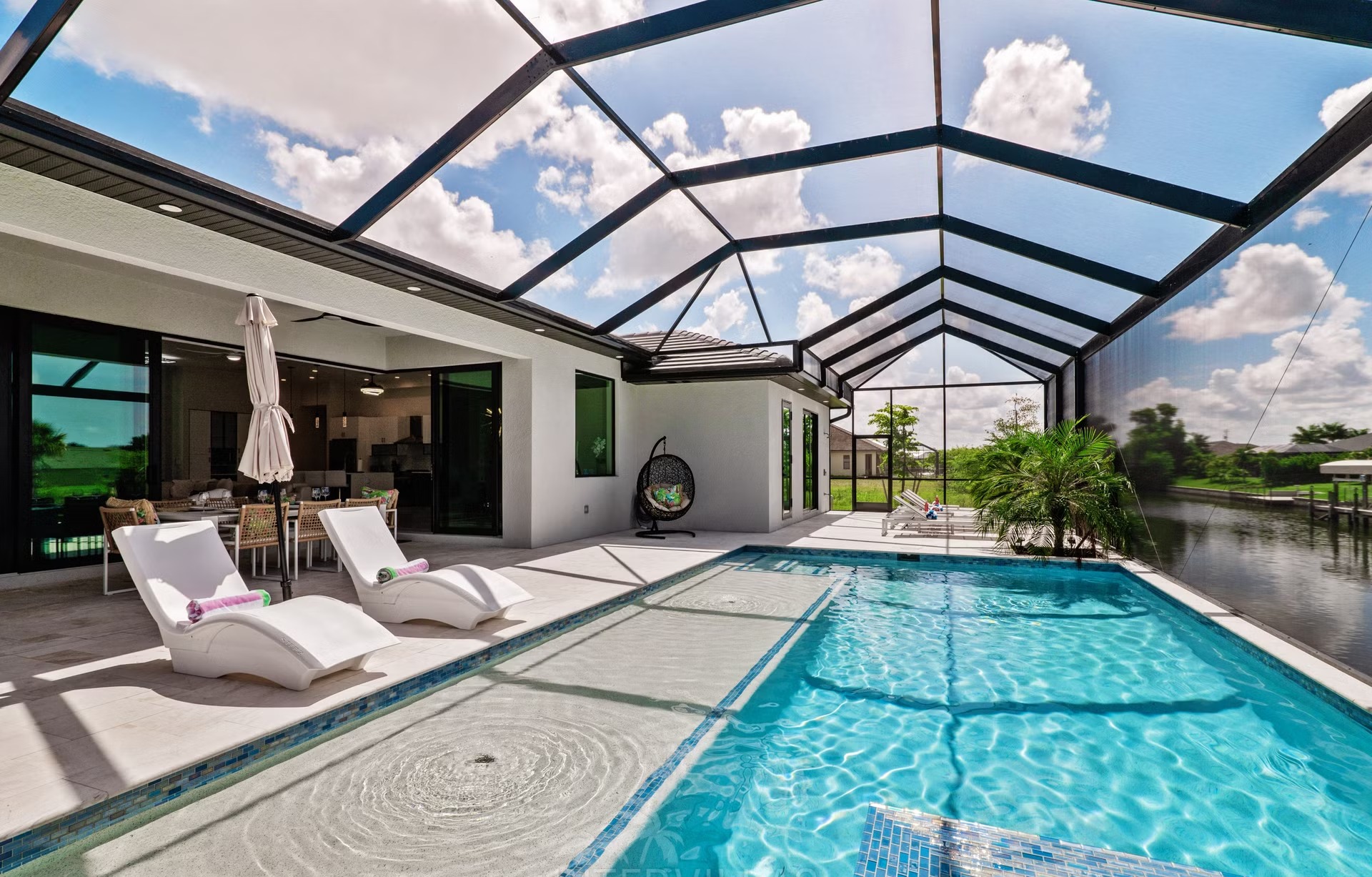 Moderne Villa am Kanal mit beheiztem Salzwasserpool und Spa/Jacuzzi.