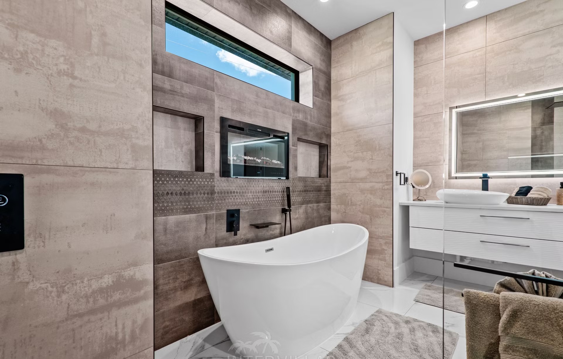 Moderne Villa am Kanal mit beheiztem Salzwasserpool und Outdoor-Spa.