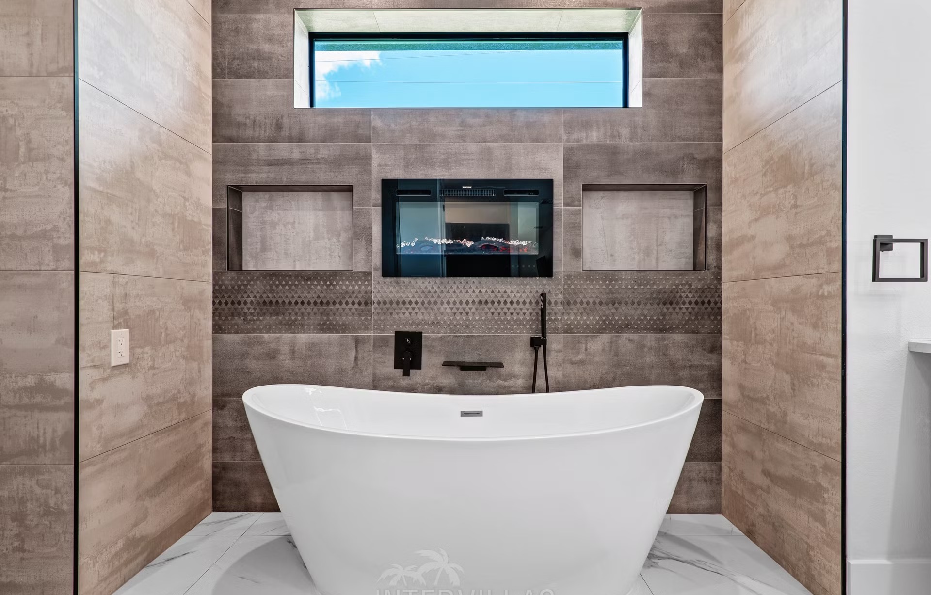 Moderne Villa am Kanal mit beheiztem Salzwasserpool und Spa/Jacuzzi.