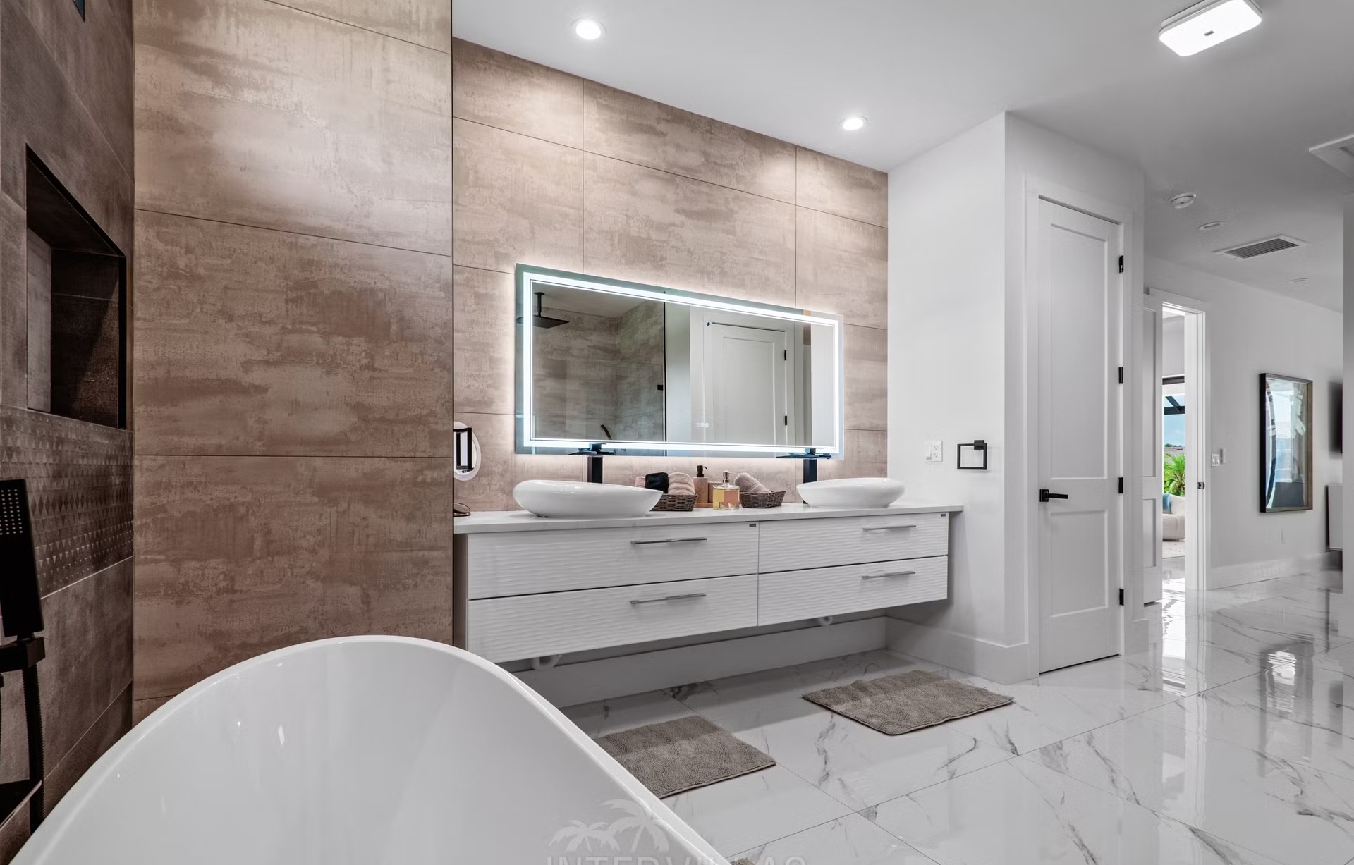 Moderne Waterfront-Villa mit beheiztem Salzwasserpool und Spa am Kanal.