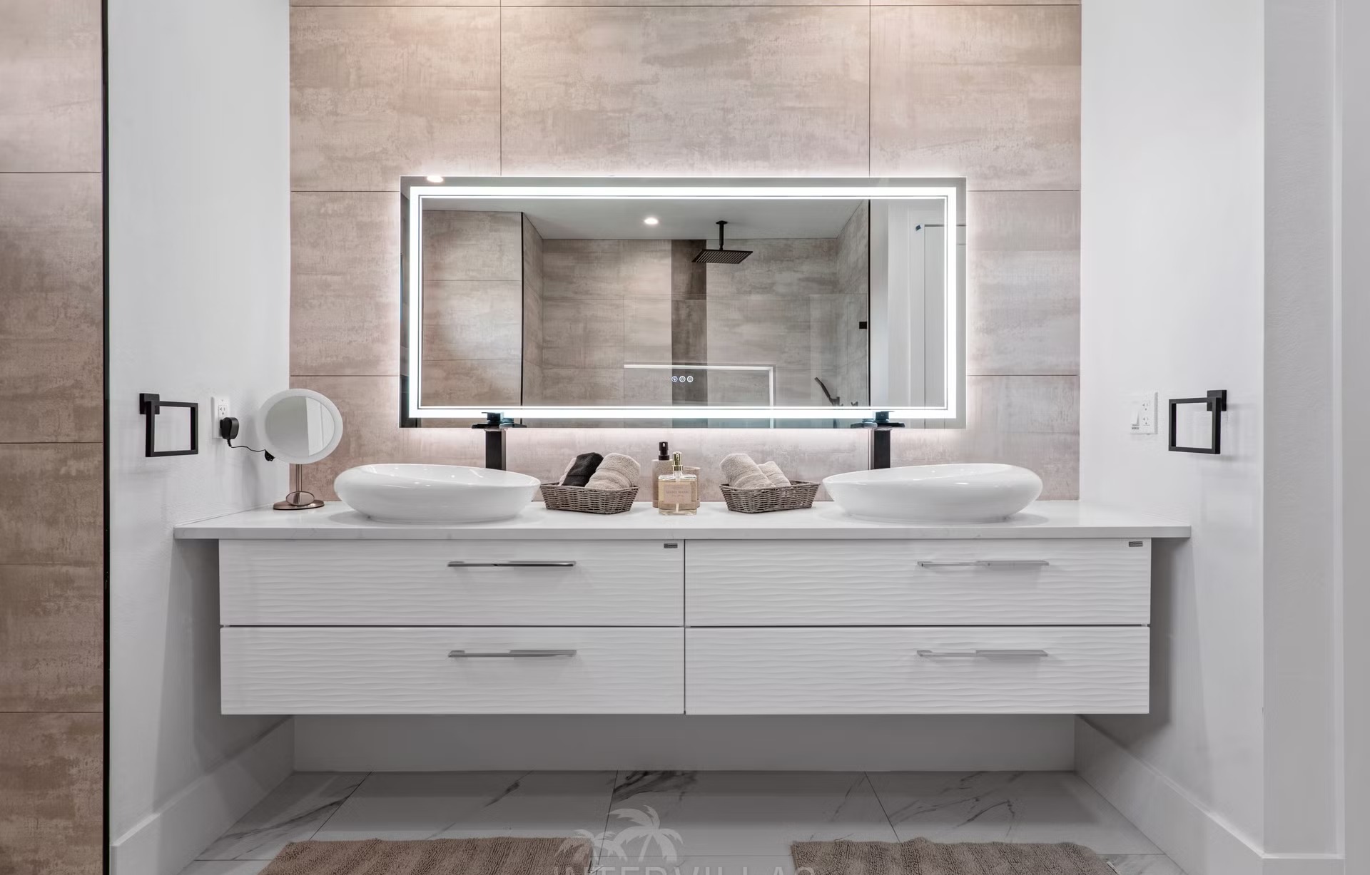 Beheizter Salzwasserpool mit Spa/Jacuzzi auf der Terrasse am Kanal.