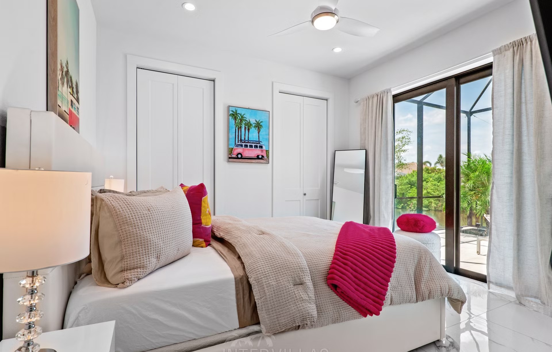 Moderne Villa am Kanal mit beheiztem Salzwasserpool und Spa/Jacuzzi.