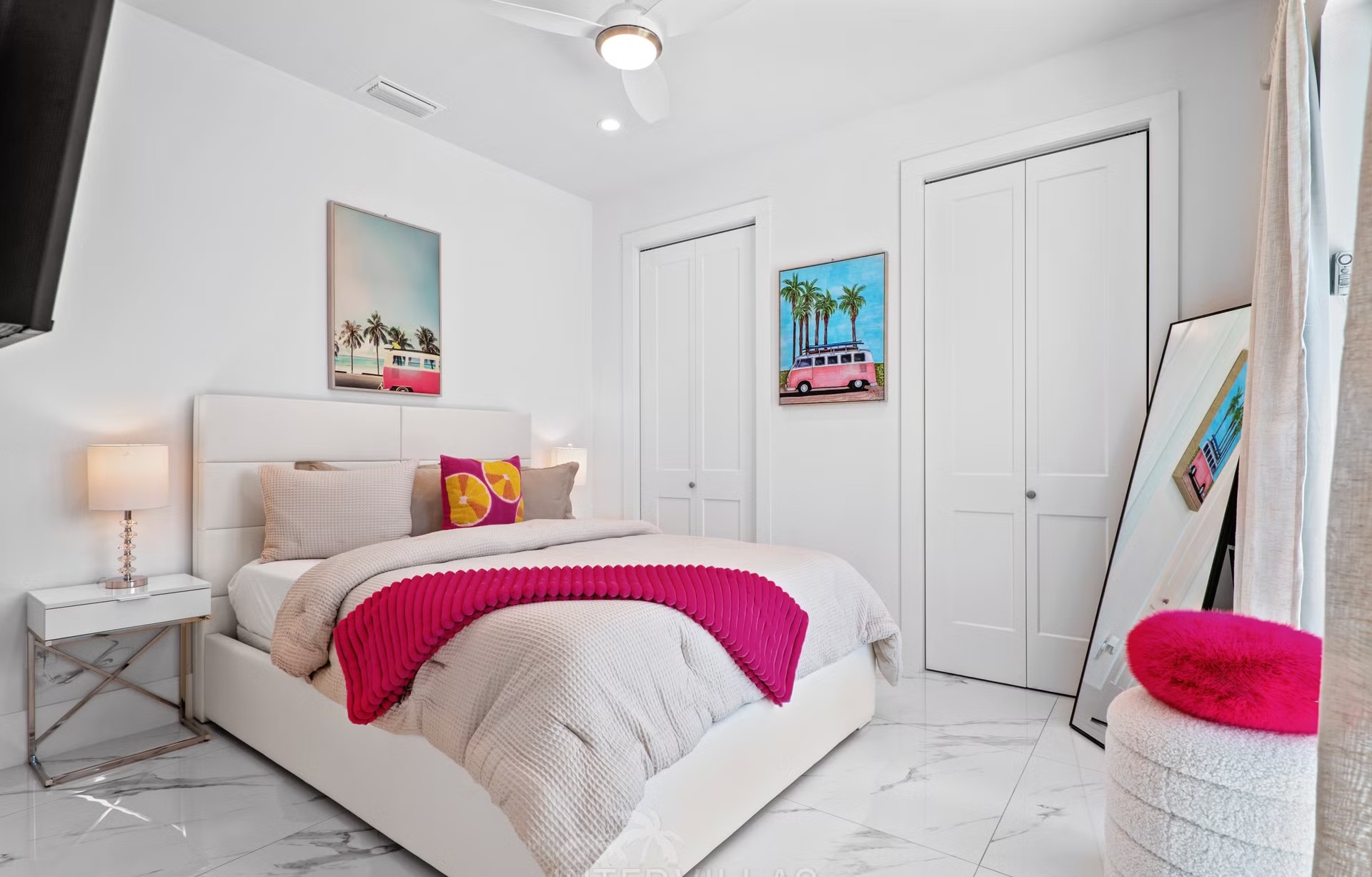 Moderne Villa am Kanal mit beheiztem Salzwasserpool und Outdoor-Spa.