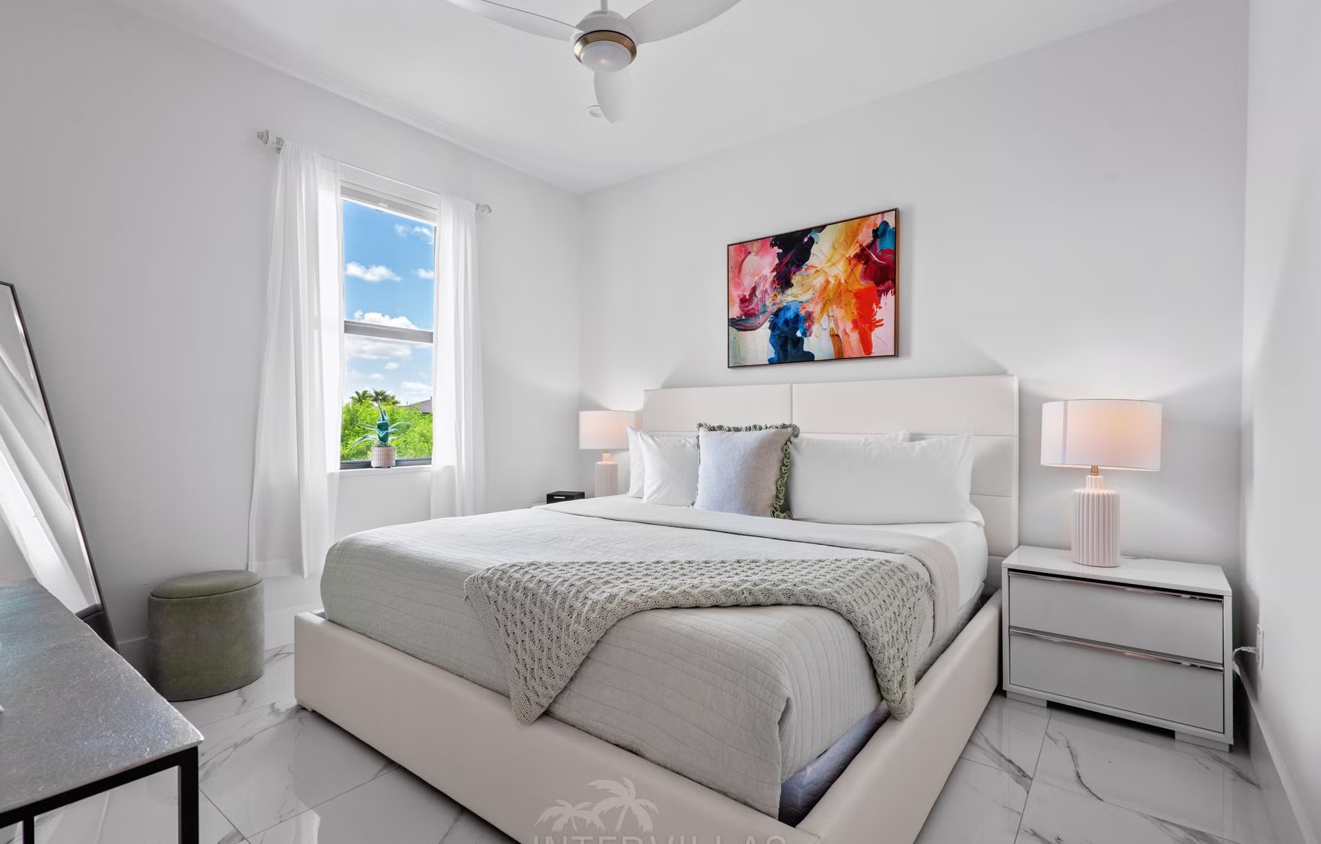 Moderne Waterfront-Villa mit beheiztem Salzwasserpool und Spa am Kanal.