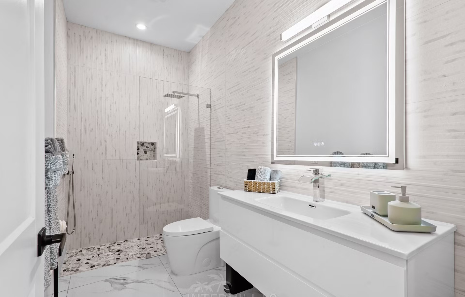 Beheizter Salzwasserpool mit Spa/Jacuzzi am Kanal.