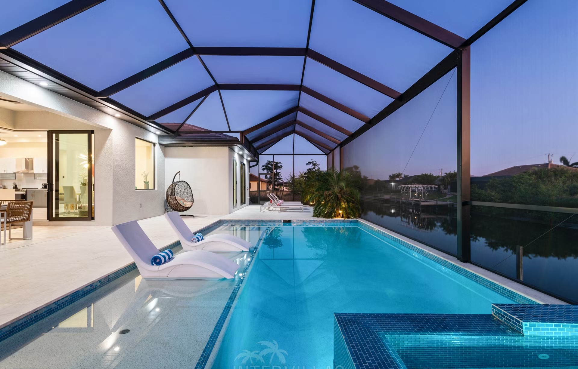 Moderne Villa am Kanal mit beheiztem Salzwasserpool und Spa/Jacuzzi.