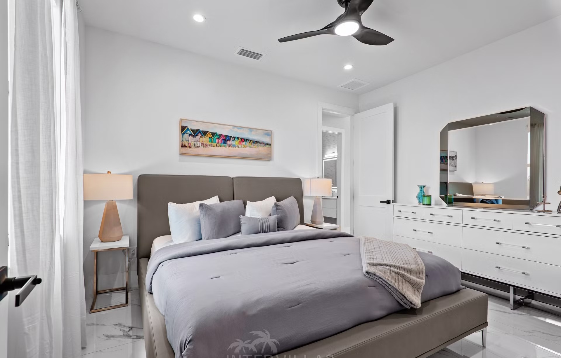 Moderne Villa am Kanal mit beheiztem Salzwasserpool und Spa/Jacuzzi.