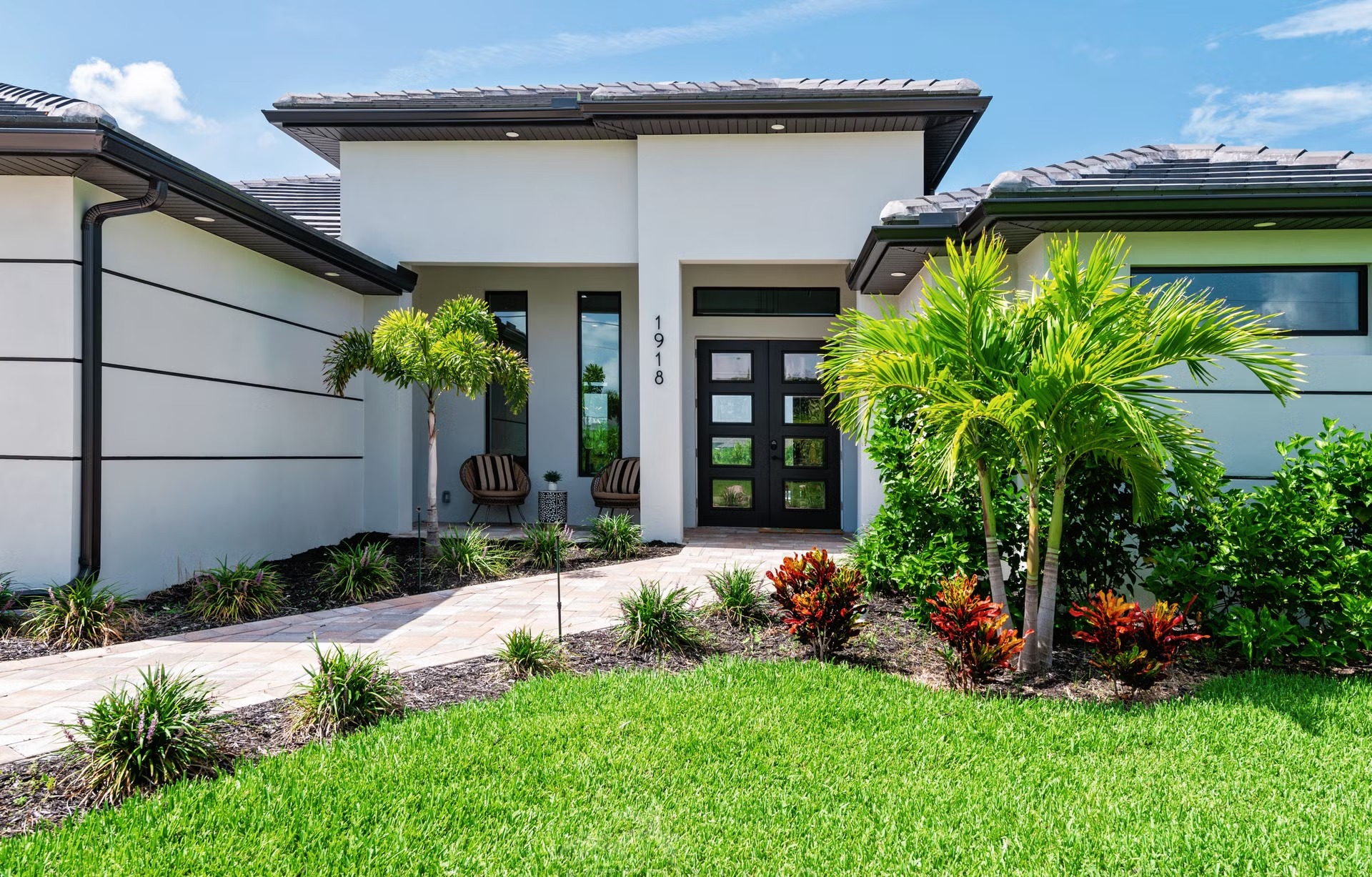 Südlich ausgerichteter, beheizter Salzwasserpool mit Spa/Jacuzzi am Kanal.