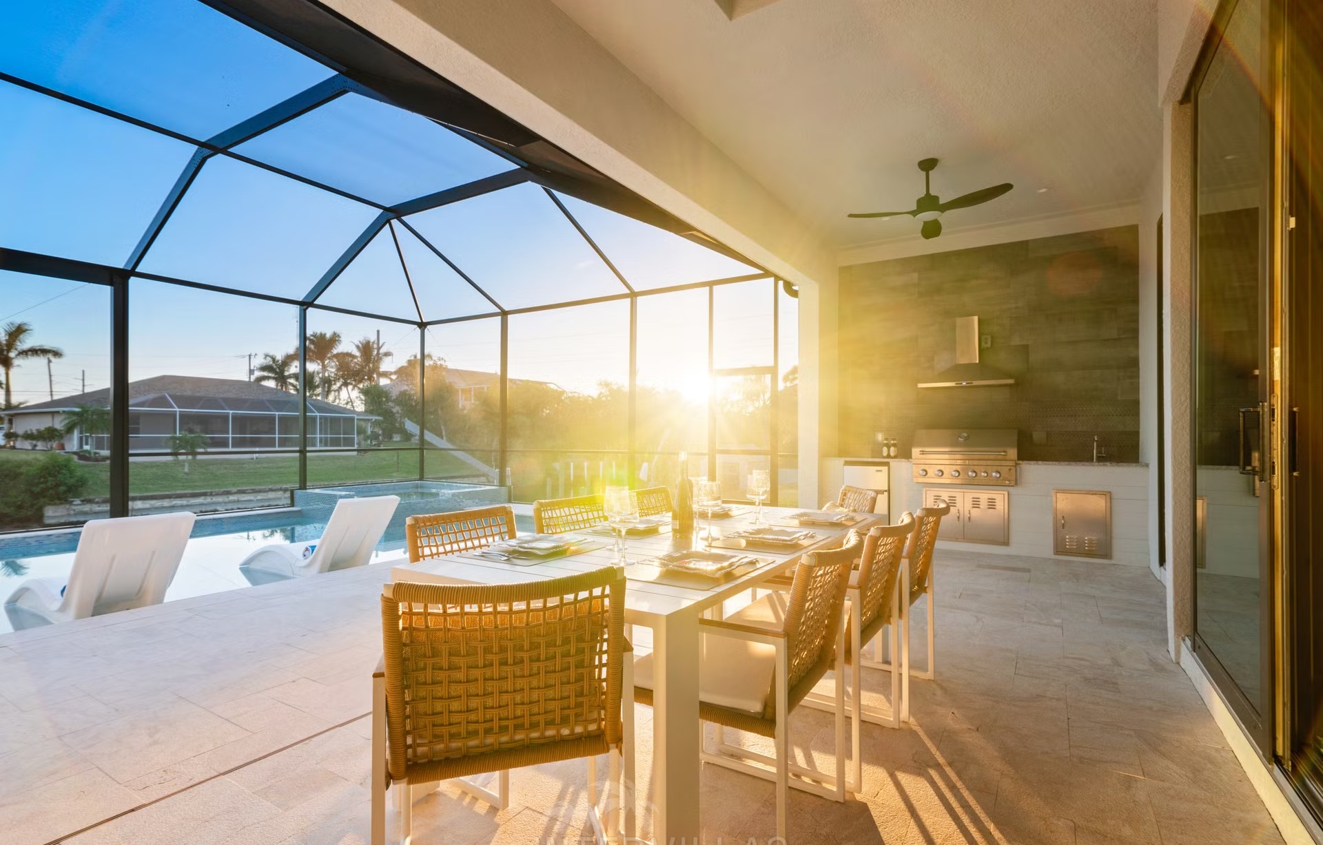 Südlich ausgerichteter Salzwasserpool mit Spa/Jacuzzi am Kanal.