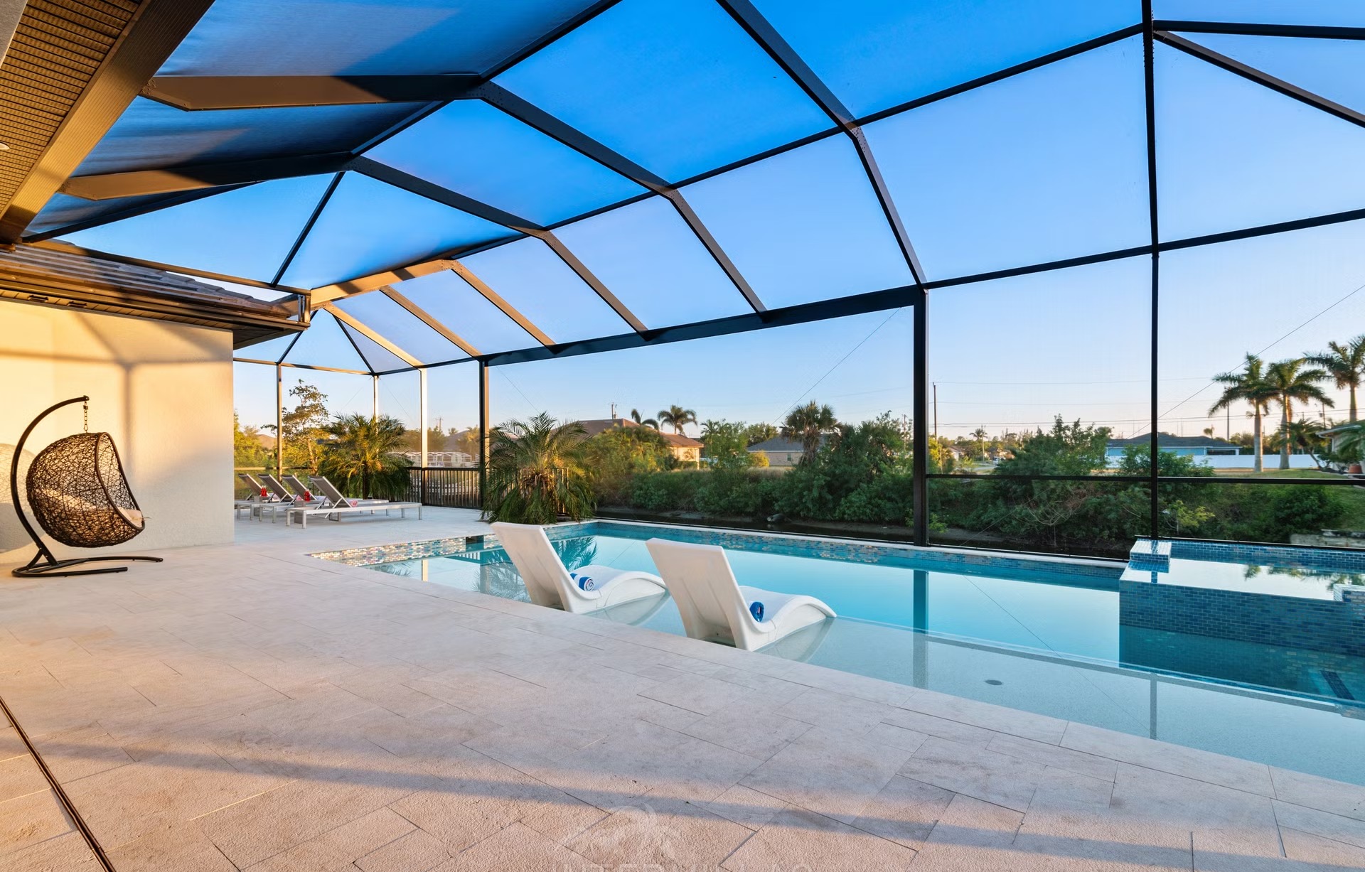 Moderne Villa am Kanal mit beheiztem Salzwasserpool und Spa/Jacuzzi.