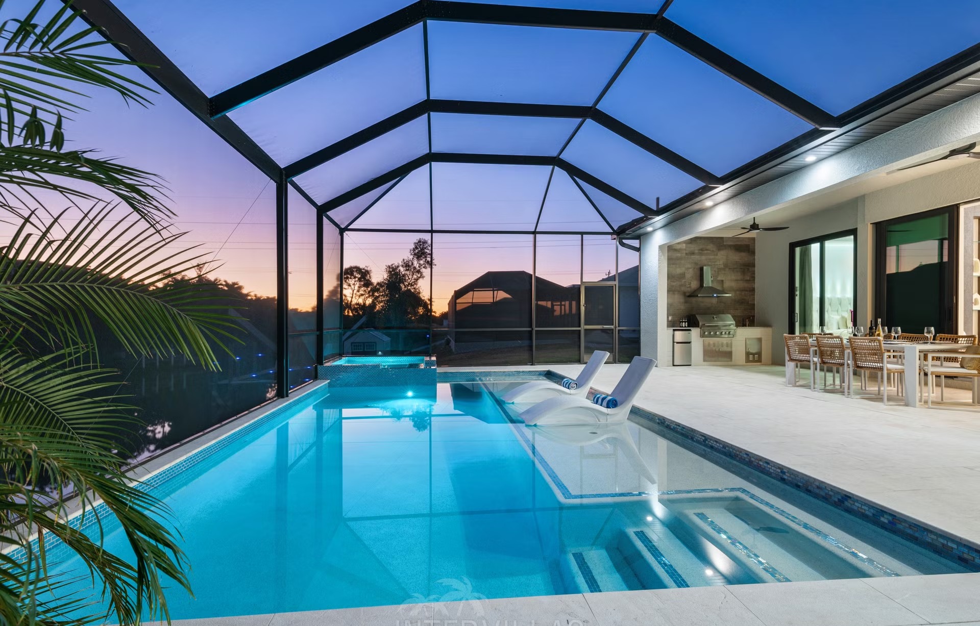 Beheizter Salzwasserpool mit Spa/Jacuzzi am Kanal.