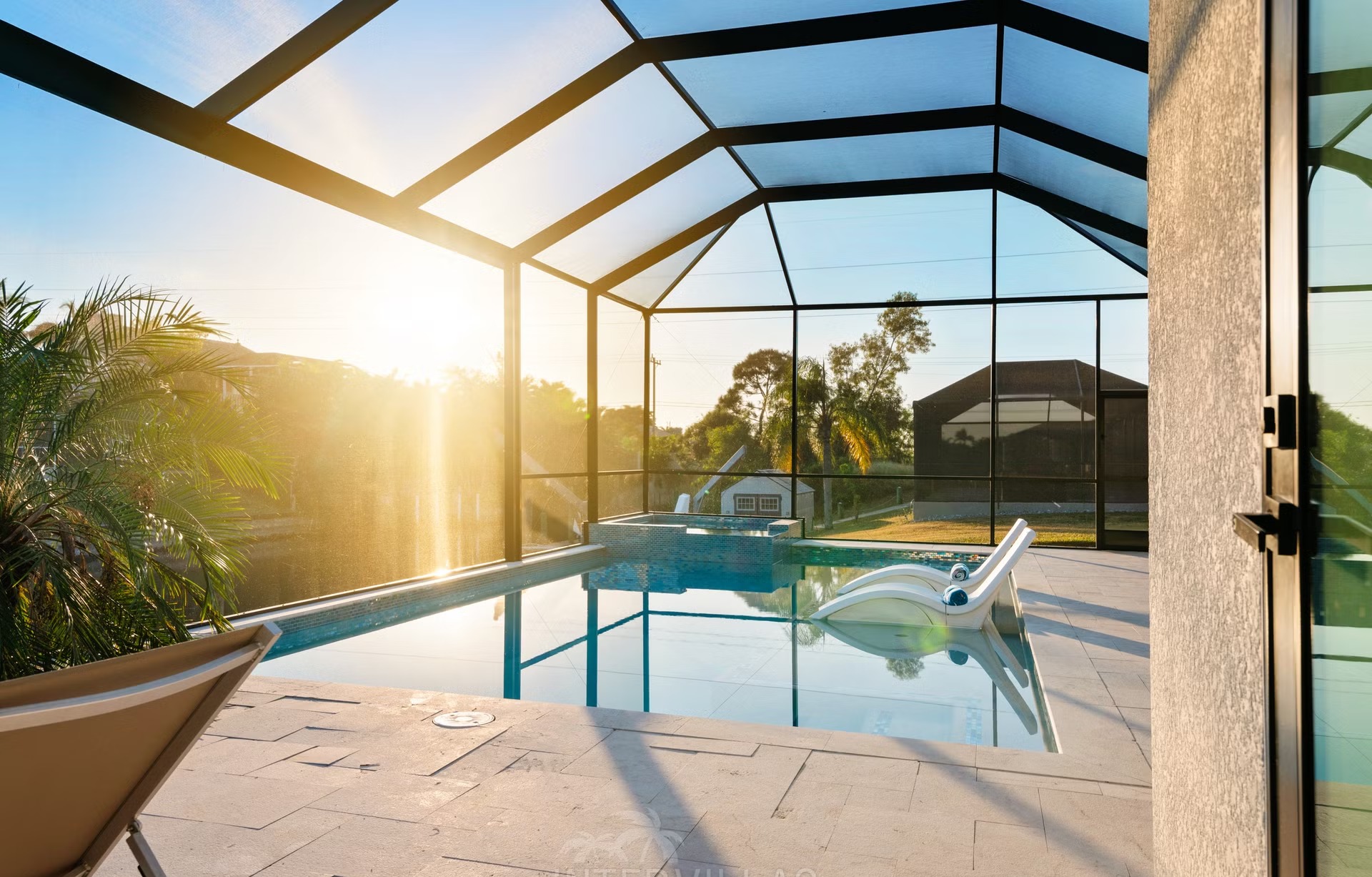 Beheizter Salzwasserpool mit Spa/Jacuzzi auf der Terrasse am Kanal.