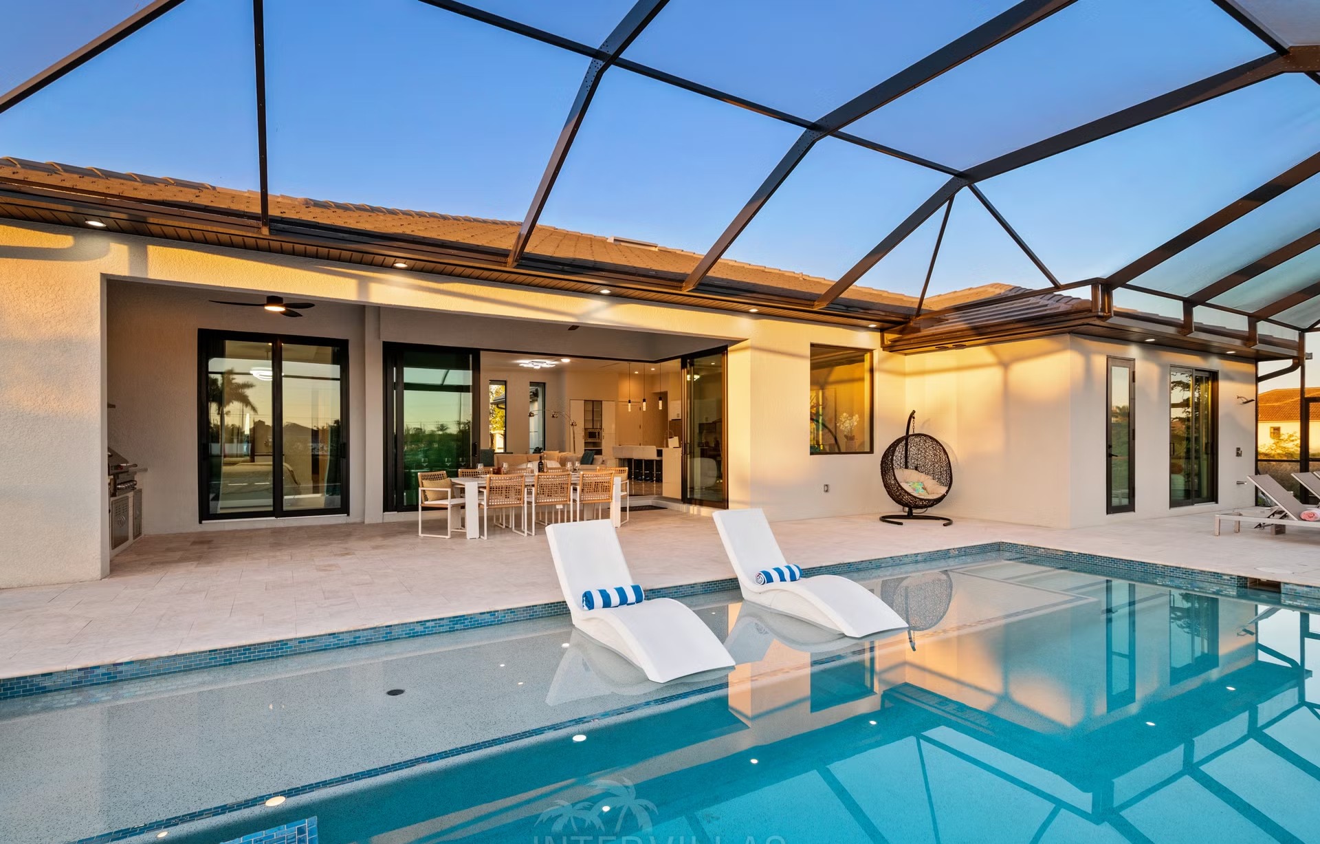 Beheizter Salzwasserpool mit Spa/Jacuzzi auf der Terrasse am Kanal.