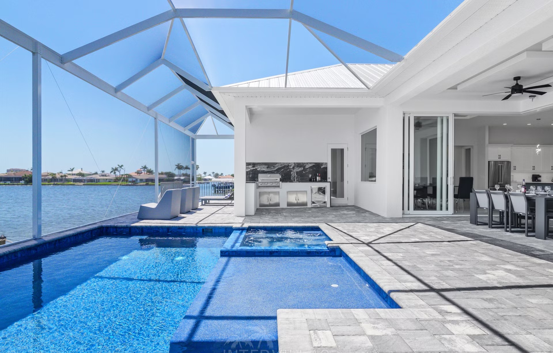 Außenansicht der modernen Waterfront-Villa mit Salzwasser-Pool und Spa.