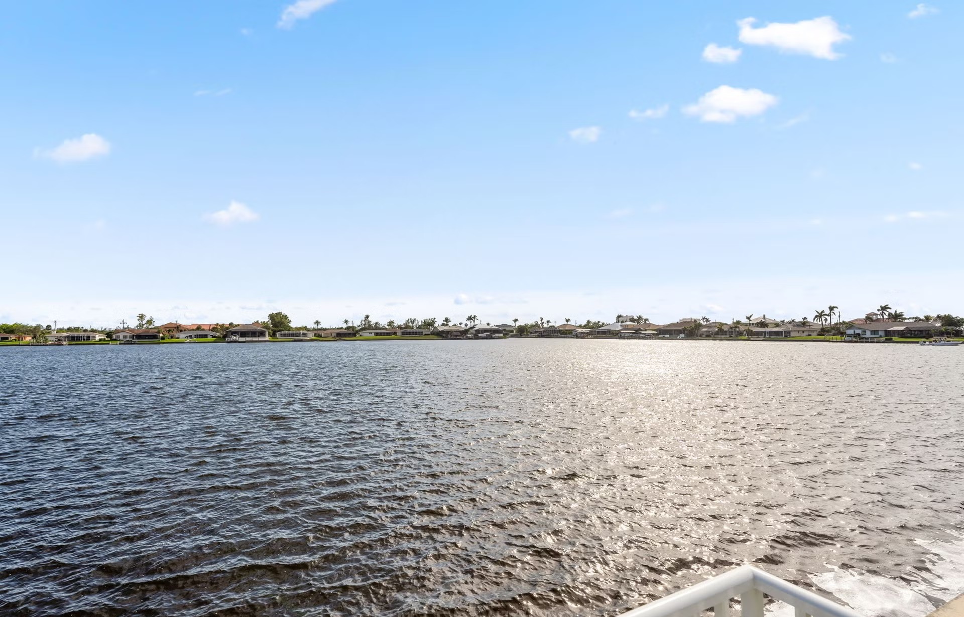 Salzwasser-Pool mit Jacuzzi und Liegen in Südausrichtung am Wasser.