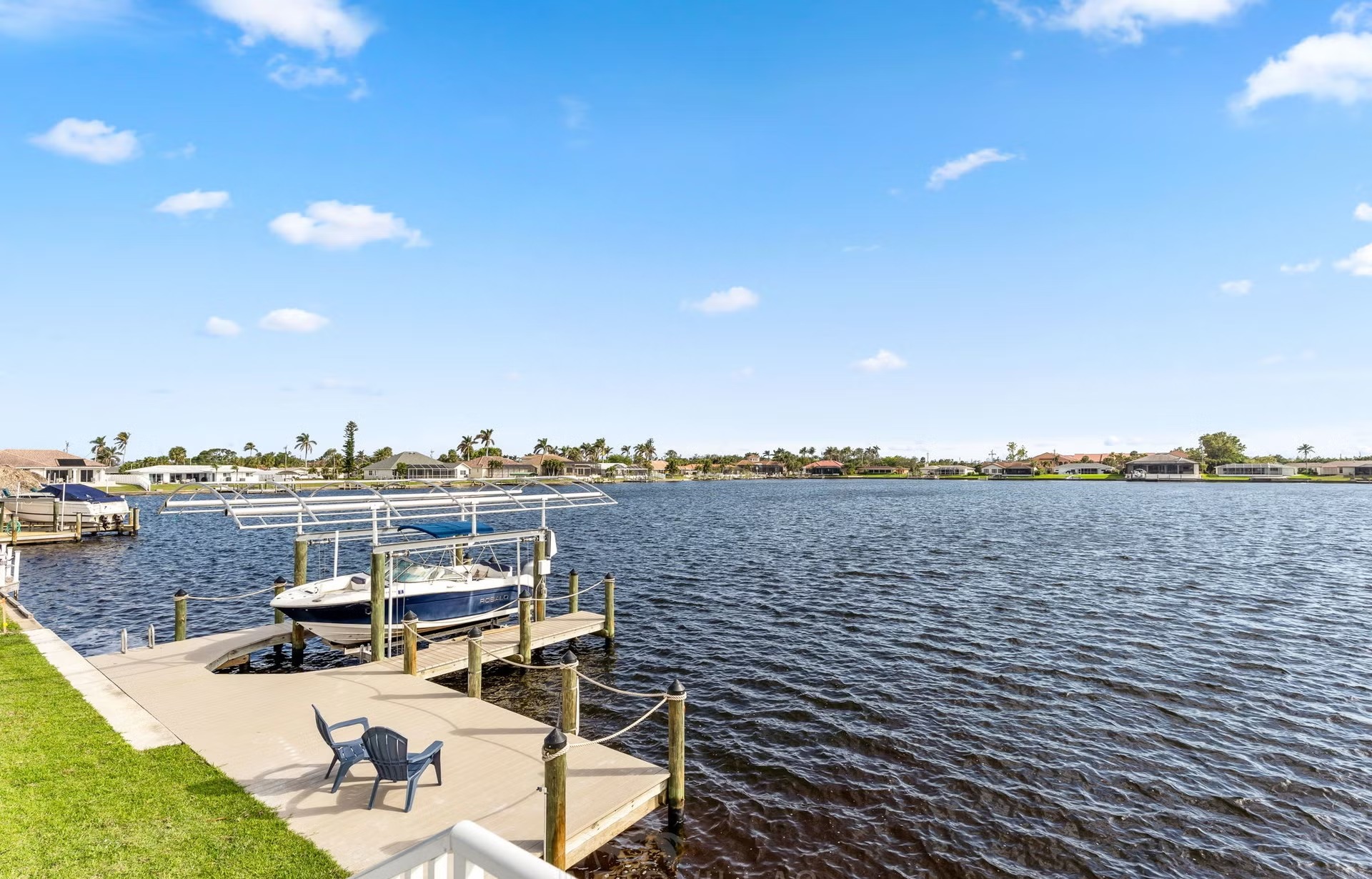 Salzwasser-Pool mit Spa und Liegen am Wasserkanal.