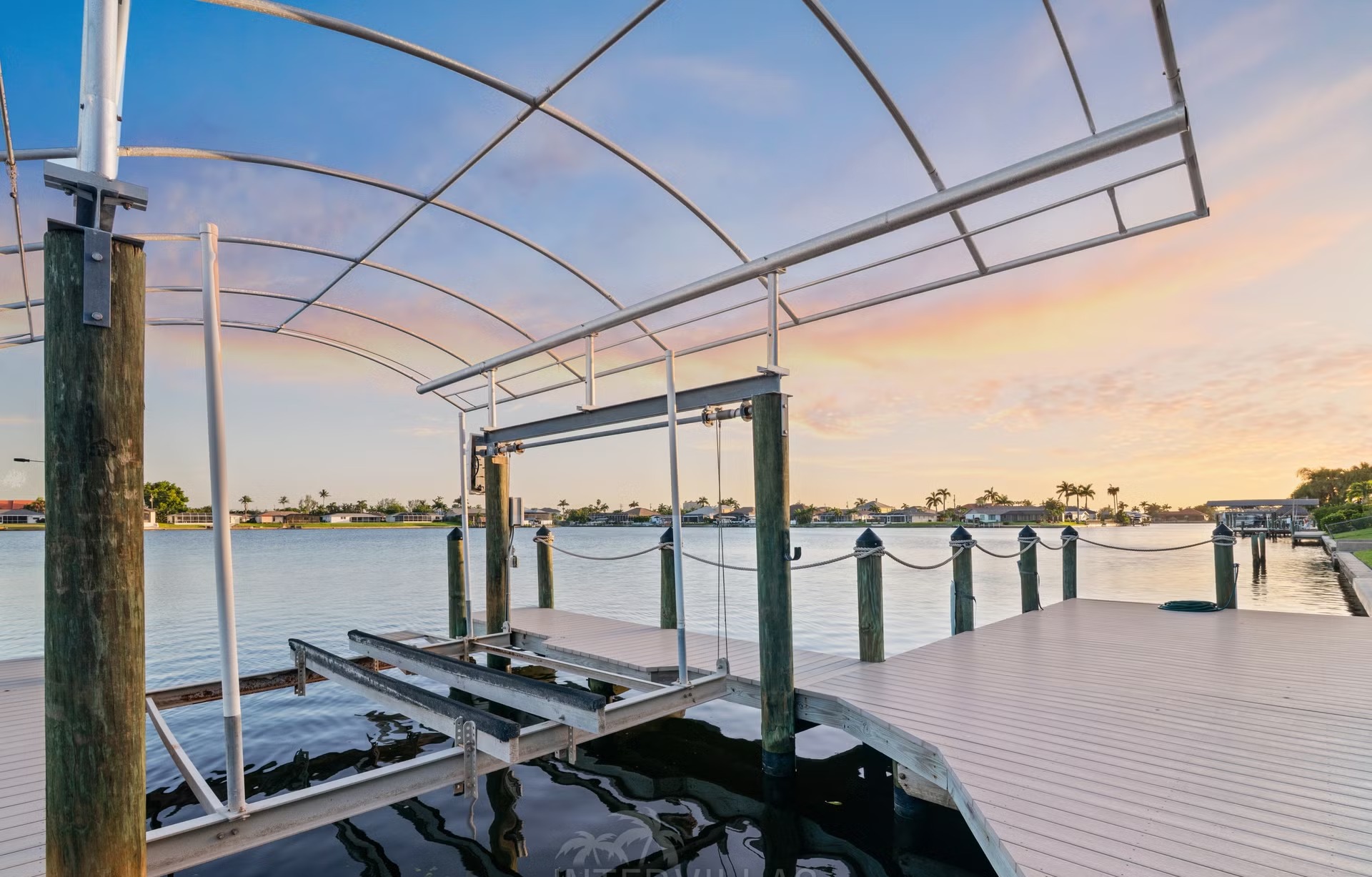 Salzwasser-Pool mit Spa und Blick auf den Kanal.