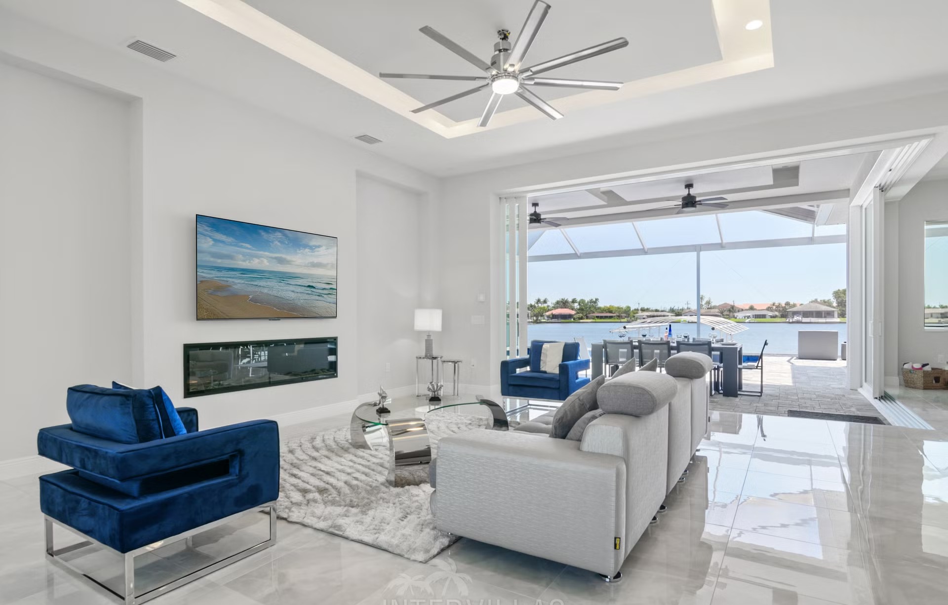 Salzwasser-Pool mit Spa und Liegen am Wasser.