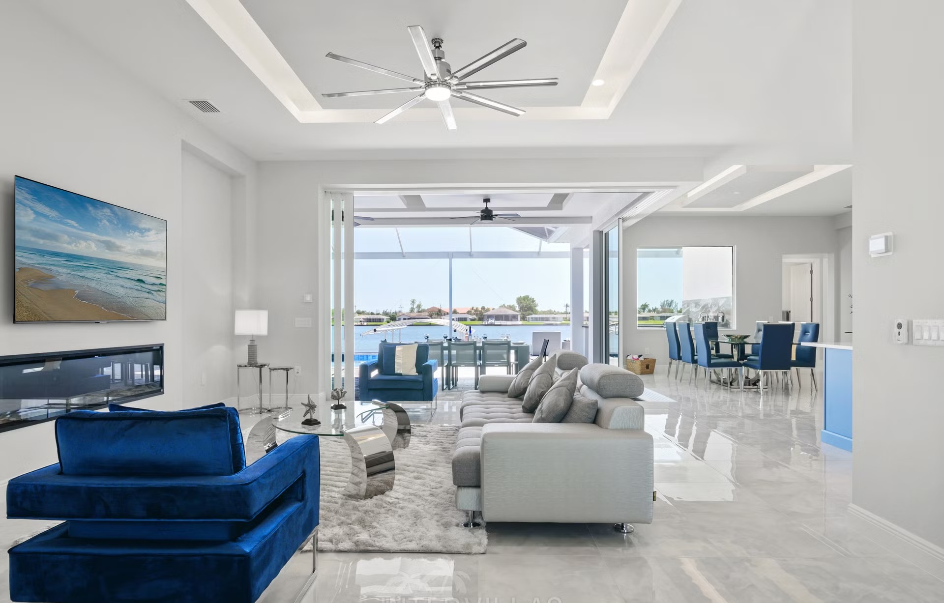 Salzwasser-Pool mit Spa und Sonnenliegen am Wasser.