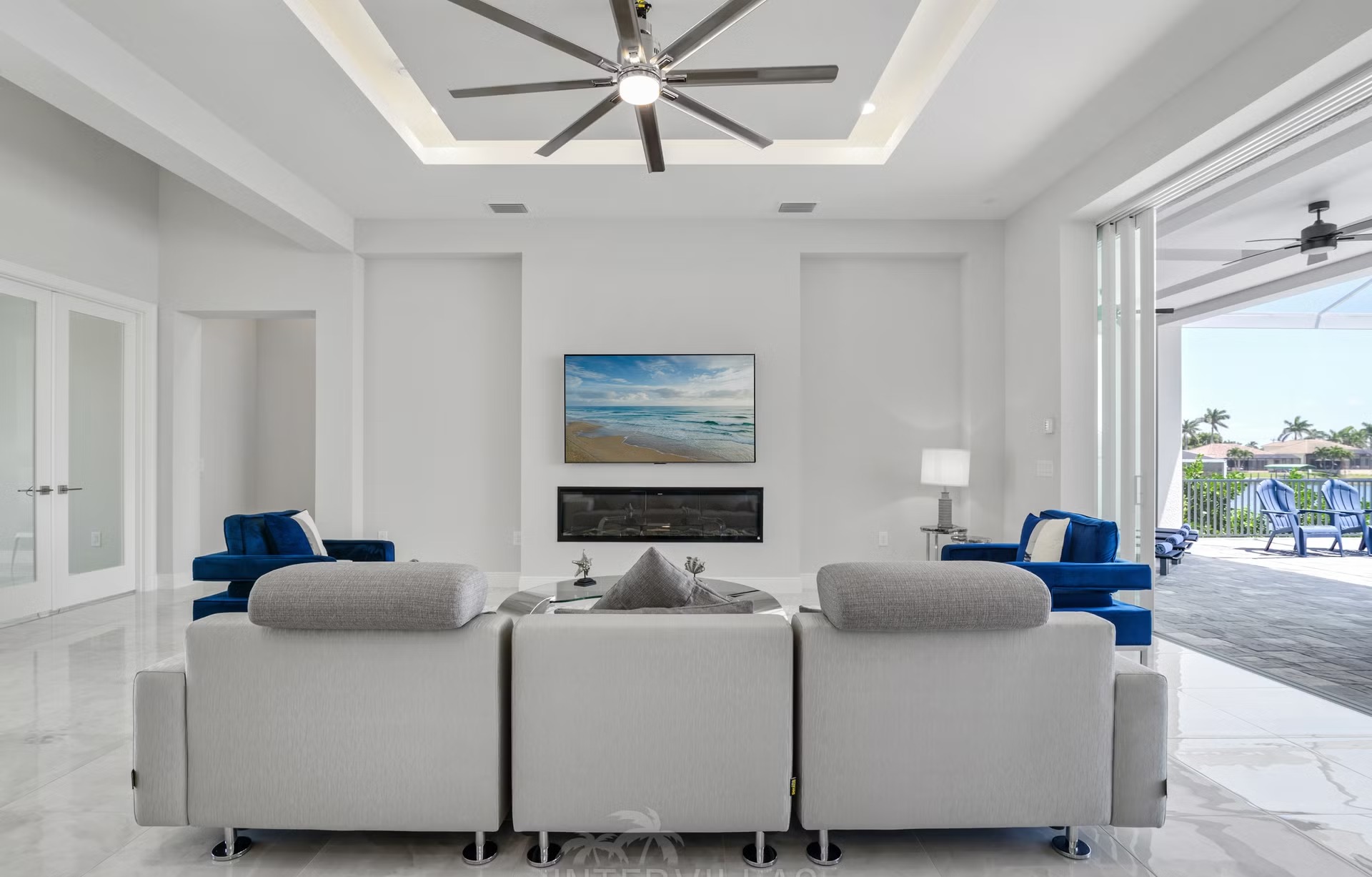 Salzwasser-Pool mit Spa und Blick auf den Kanal.