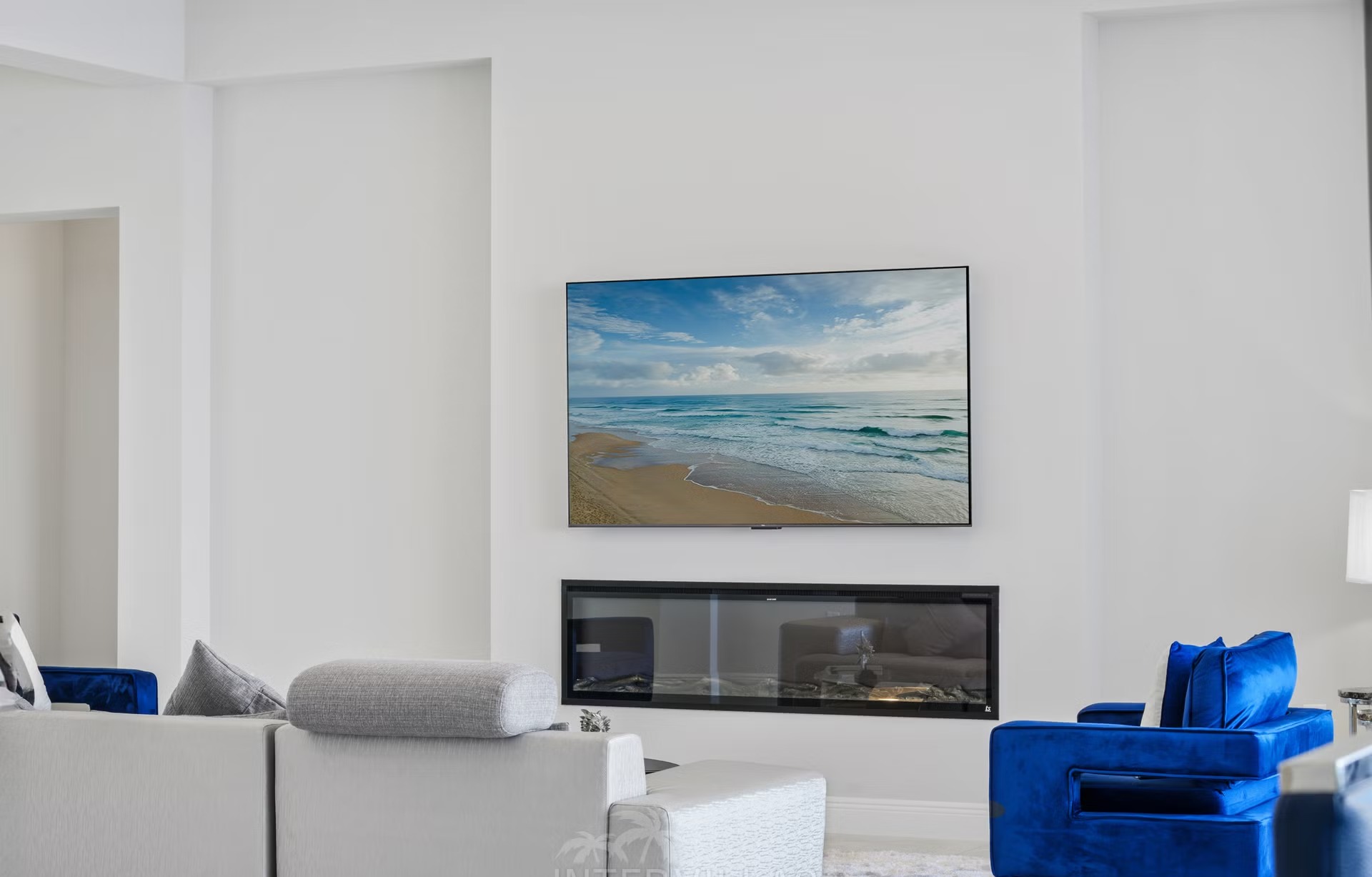 Salzwasser-Pool mit Spa und Blick auf den Kanal.