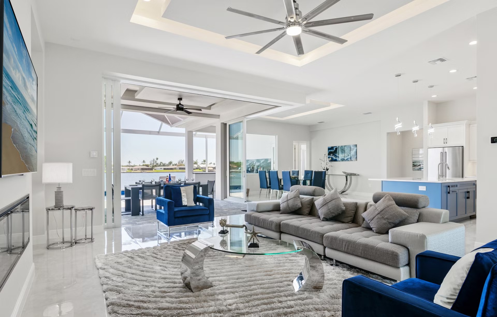 Salzwasser-Pool mit Jacuzzi und Liegen am Wasserkanal in Südausrichtung.