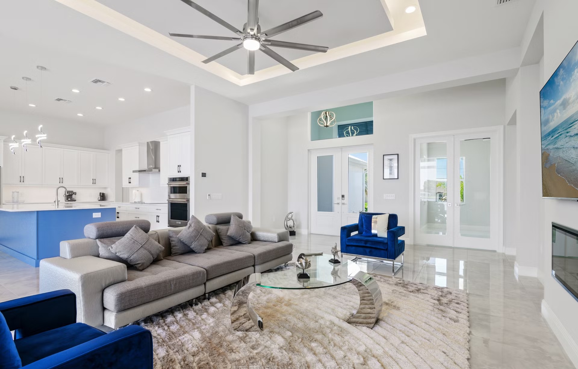 Salzwasser-Pool mit Jacuzzi und Liegen am Wasser.