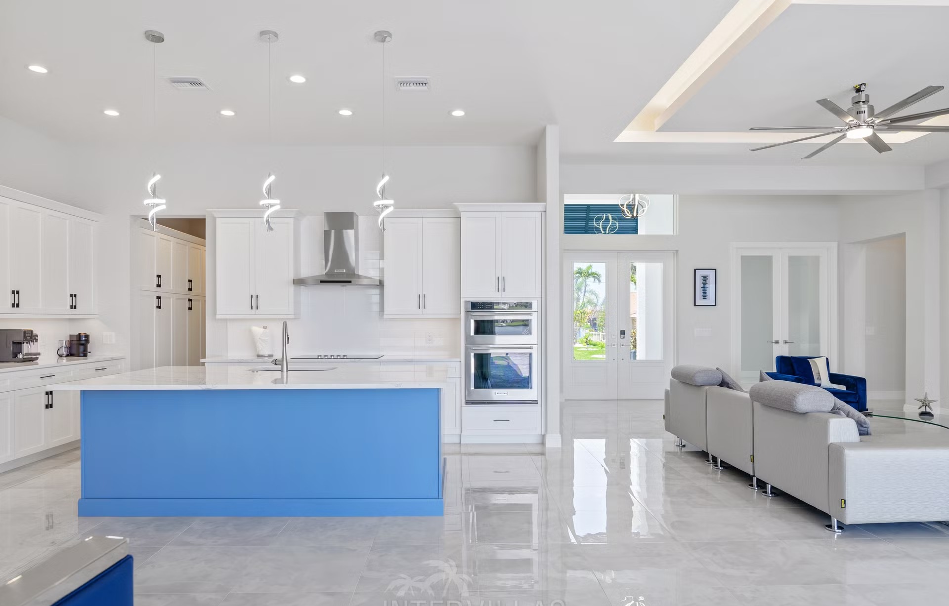 Salzwasser-Pool mit Jacuzzi und Liegen in Südausrichtung am Wasser.