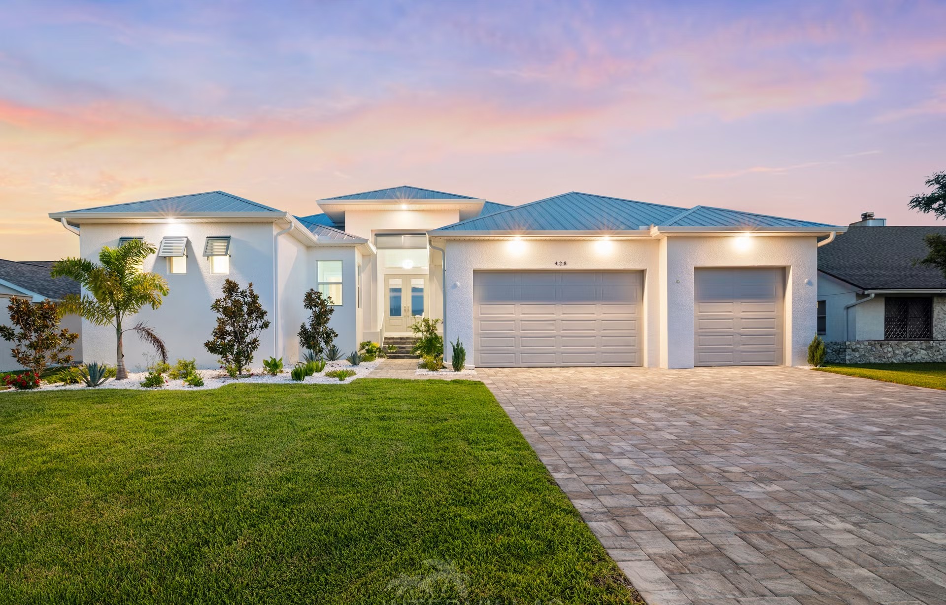 Moderne Waterfront-Villa mit Salzwasser-Pool, Spa und Bootsanlegestelle.