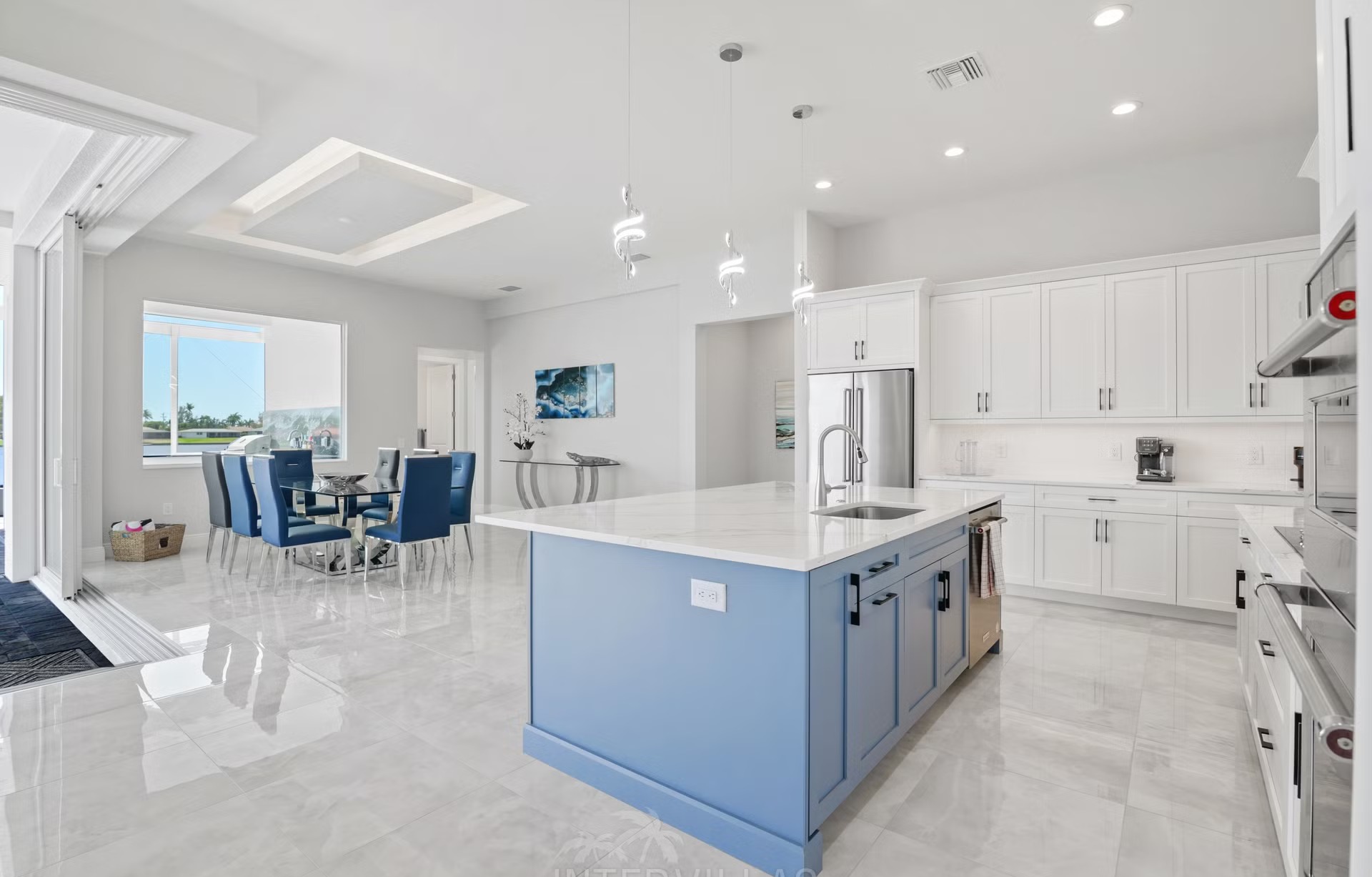 Moderne Waterfront-Villa in Cape Coral mit Salzwasser-Pool und Spa.