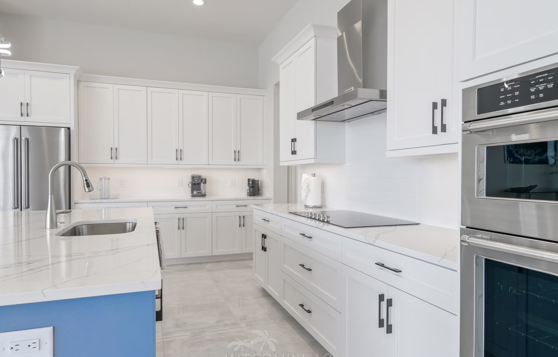 Salzwasser-Pool mit Spa und Blick auf den Kanal.