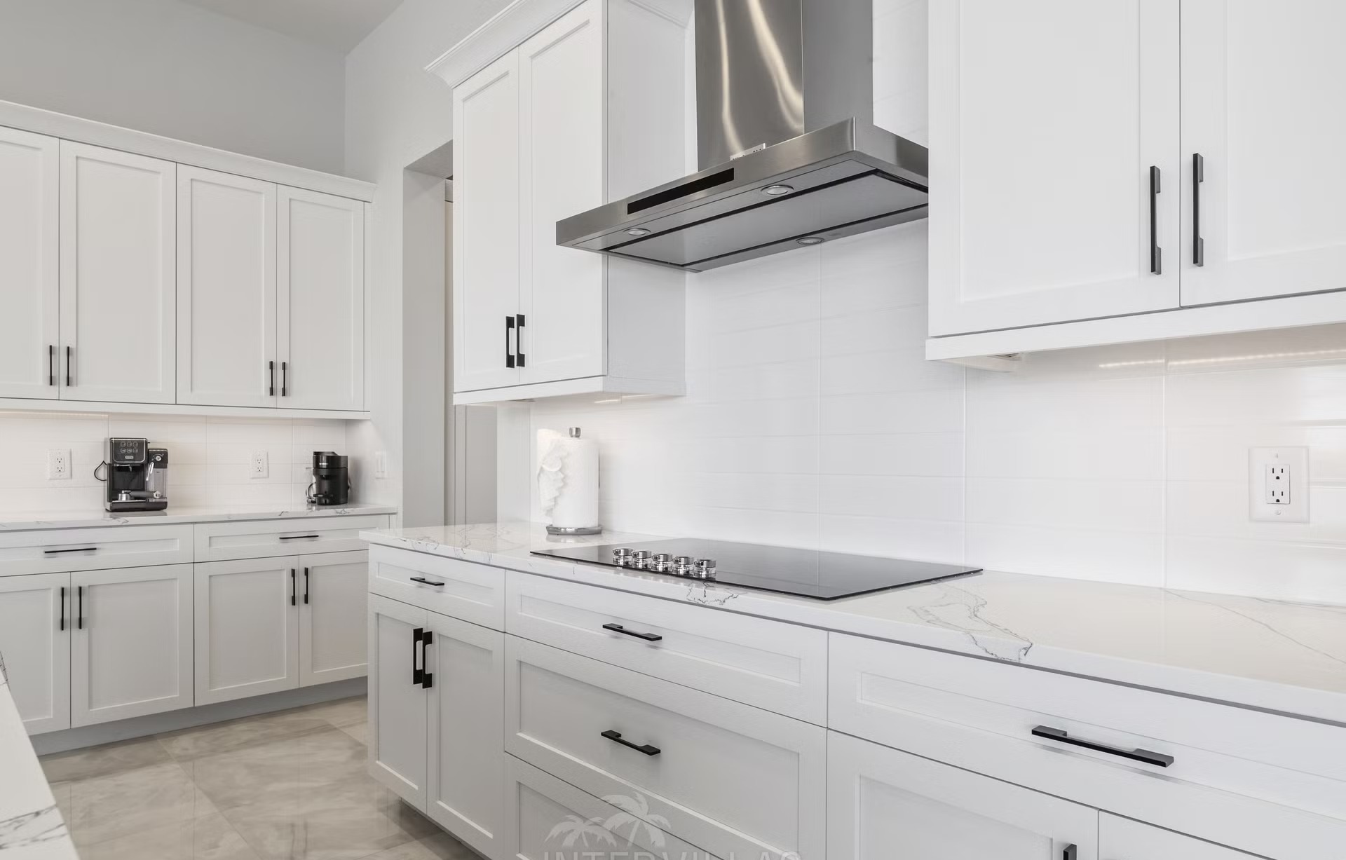 Salzwasser-Pool mit Spa und Liegen am Wasser in Südausrichtung.