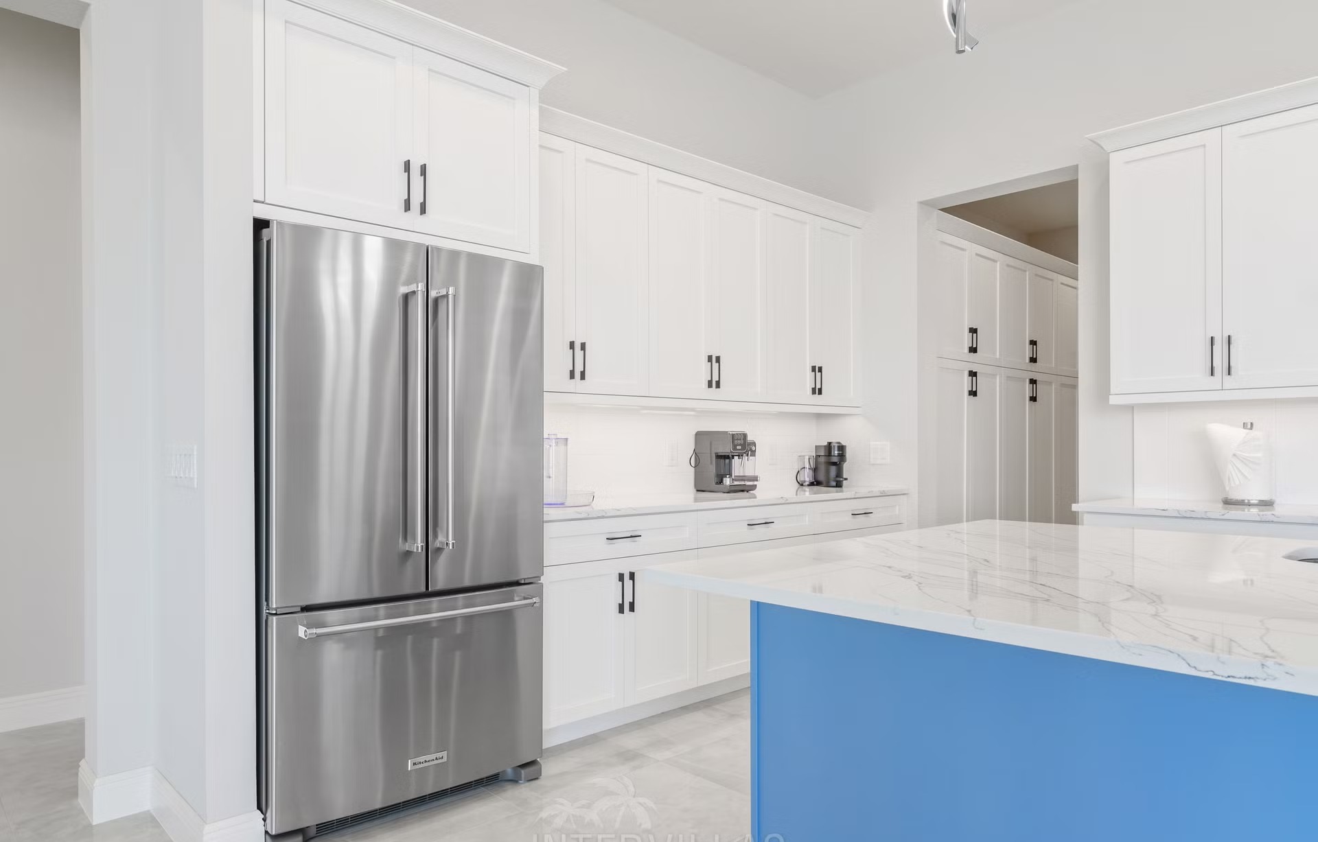 Salzwasser-Pool mit Jacuzzi und Blick aufs Wasser.