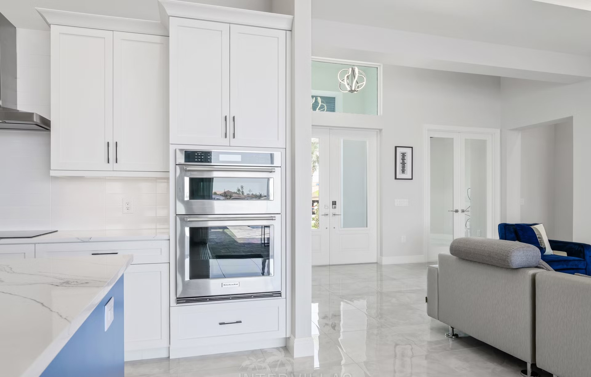 Salzwasser-Pool mit Spa und Liegen am Wasserkanal in Südausrichtung.