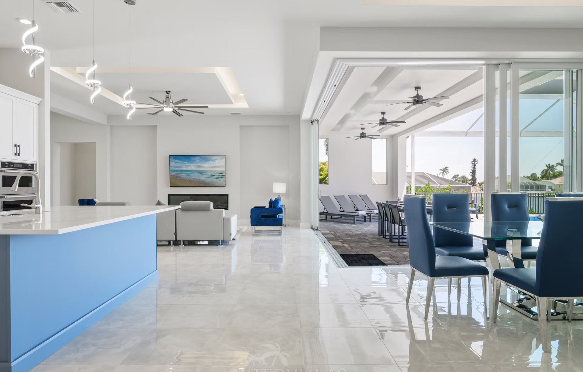 Salzwasser-Pool mit Spa und Blick auf den Kanal.