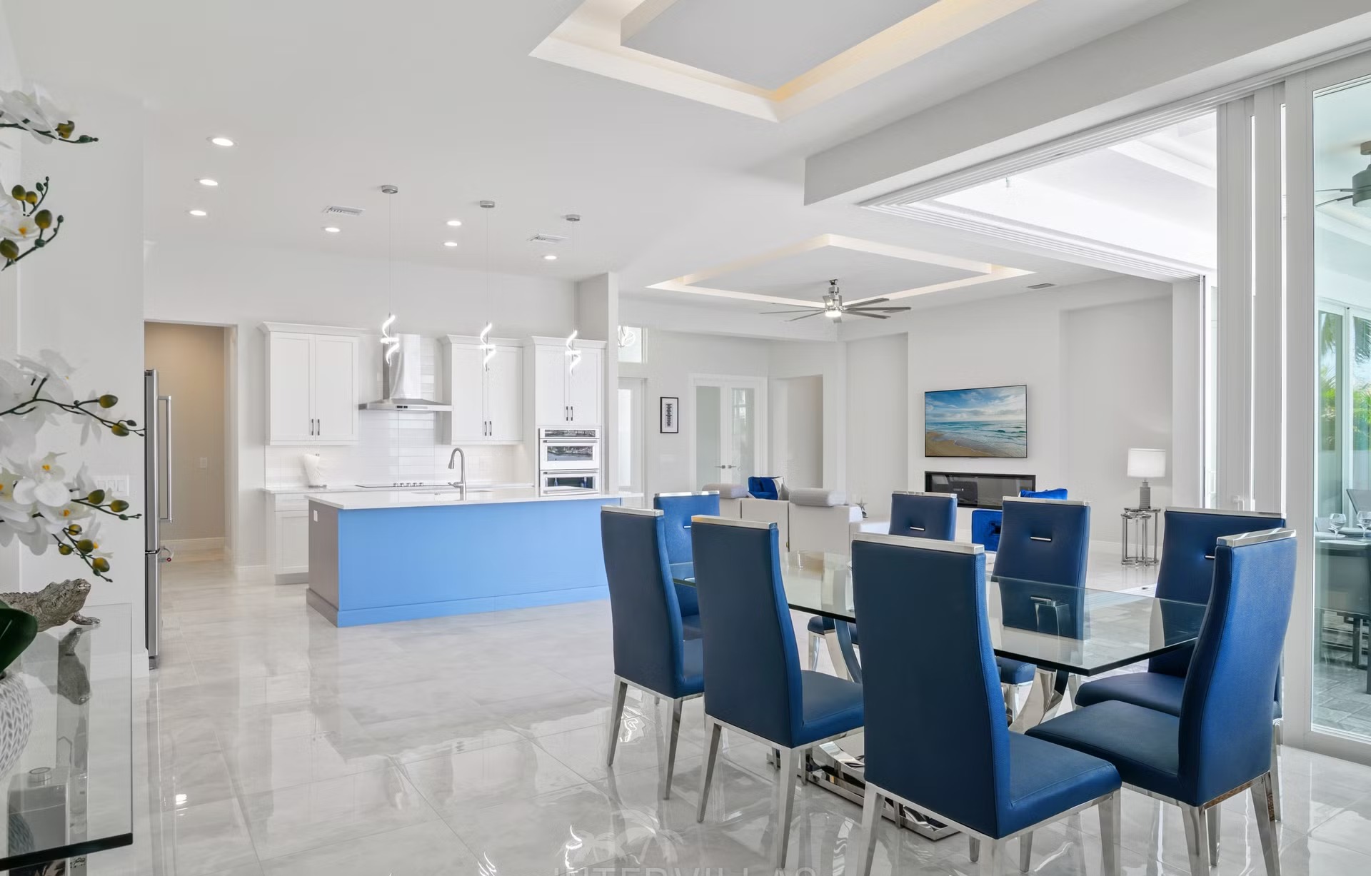 Salzwasser-Pool mit Jacuzzi und Liegen am Wasserkanal.