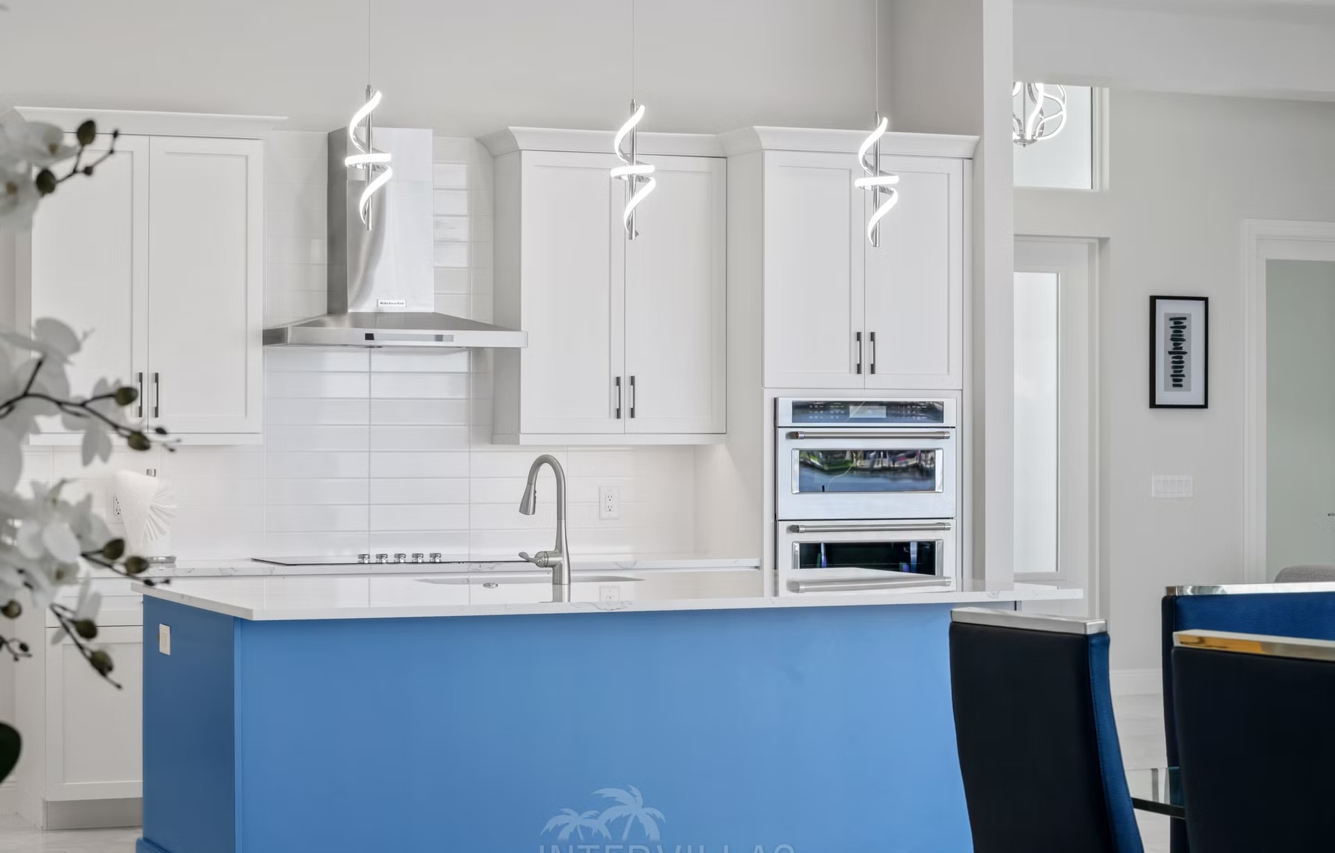 Salzwasser-Pool mit Spa und Sonnenliegen am Wasser.