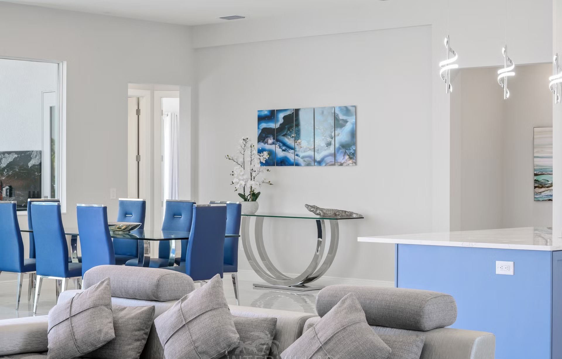 Salzwasser-Pool mit Spa und Liegen am Wasserkanal in Südausrichtung.