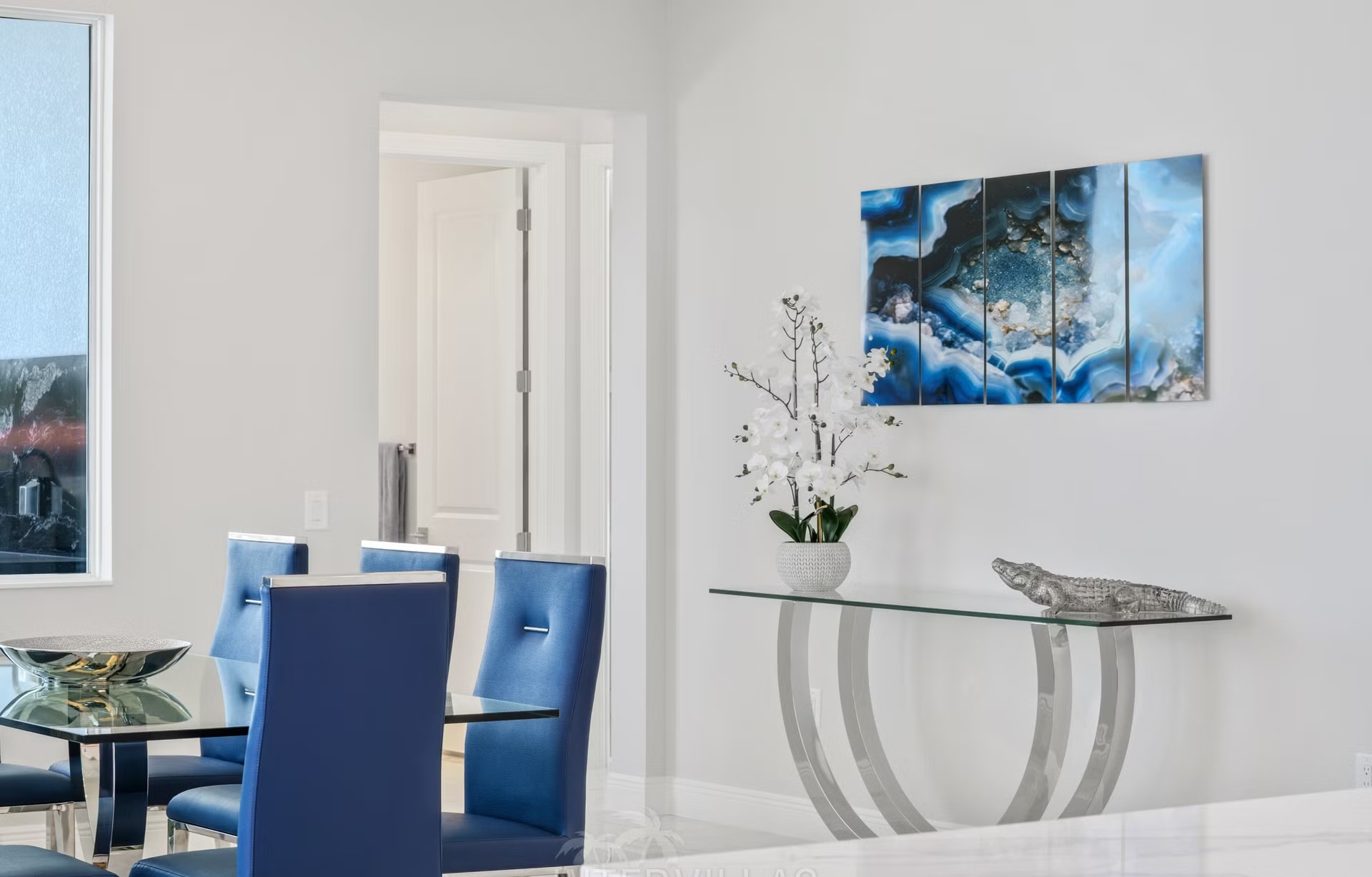 Salzwasser-Pool mit Jacuzzi und Blick auf den Kanal.