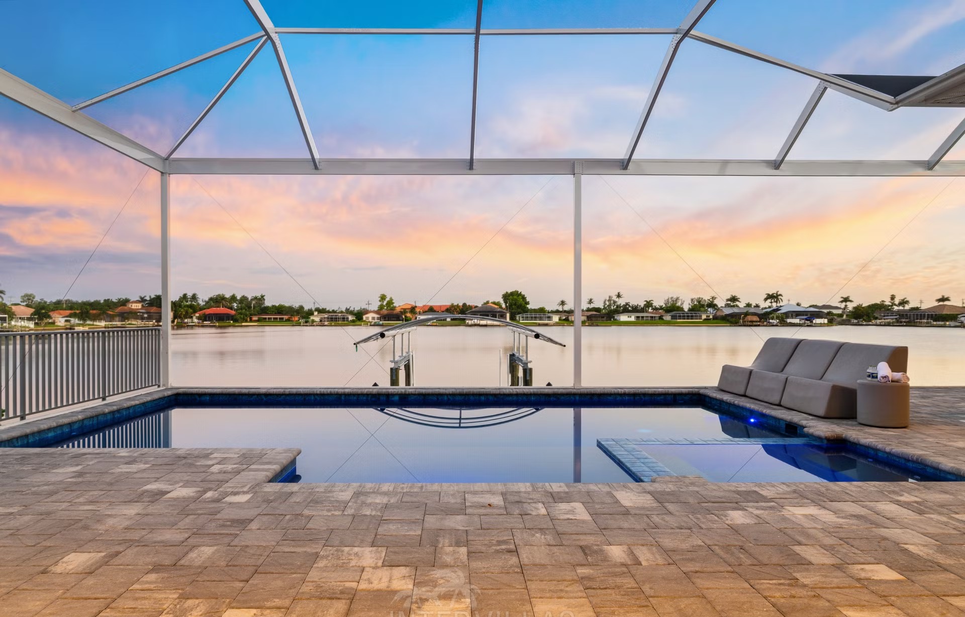 Salzwasser-Pool mit Spa und Südausrichtung am Wasser.