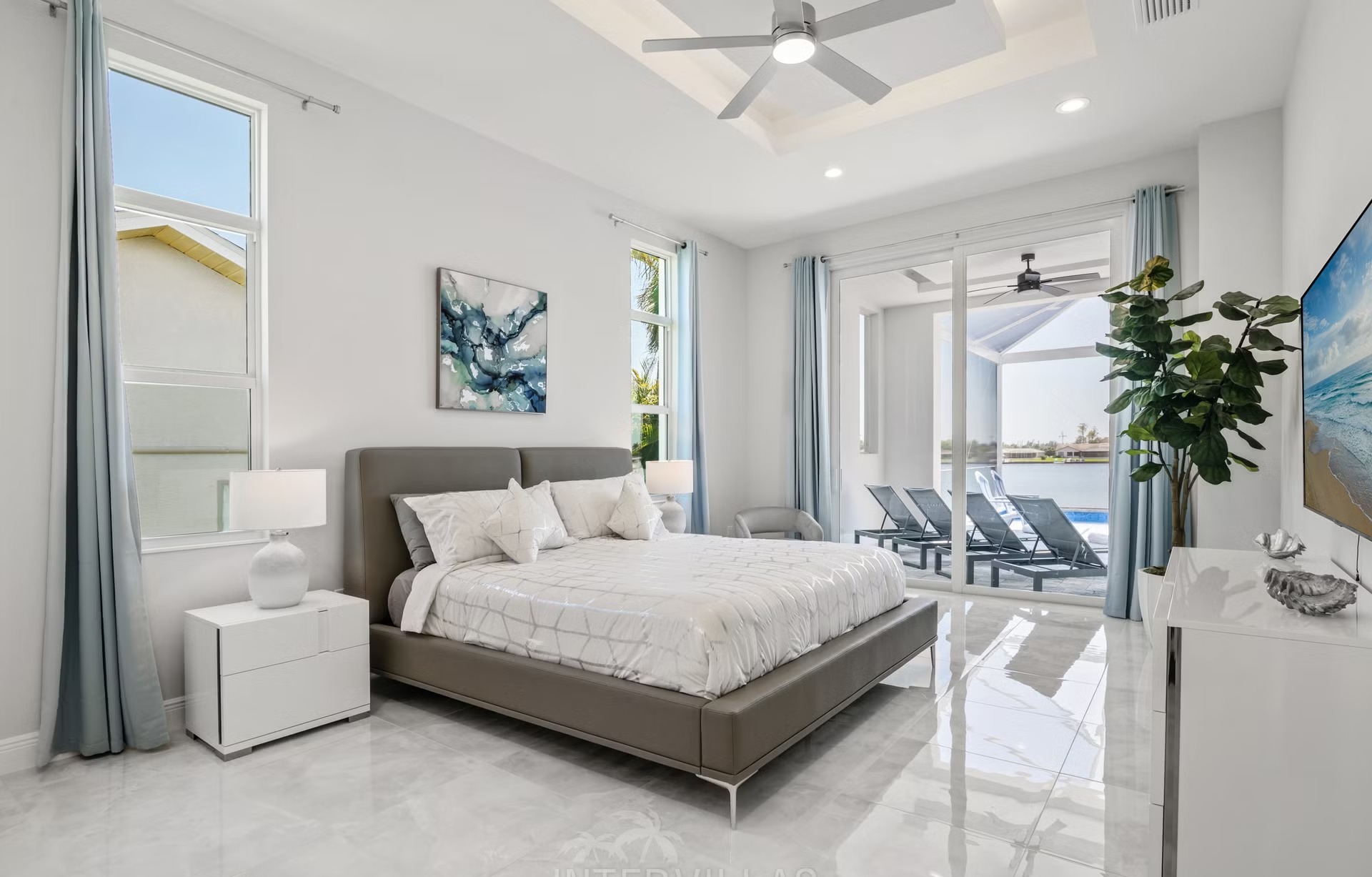 Salzwasser-Pool mit Spa und Wasserblick in Südausrichtung.