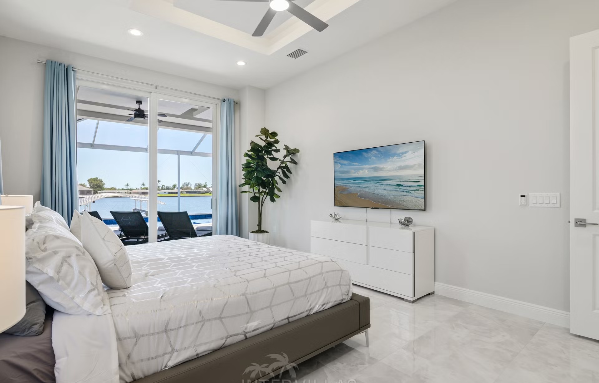 Salzwasser-Pool mit Spa und Sonnenliegen am Wasser.