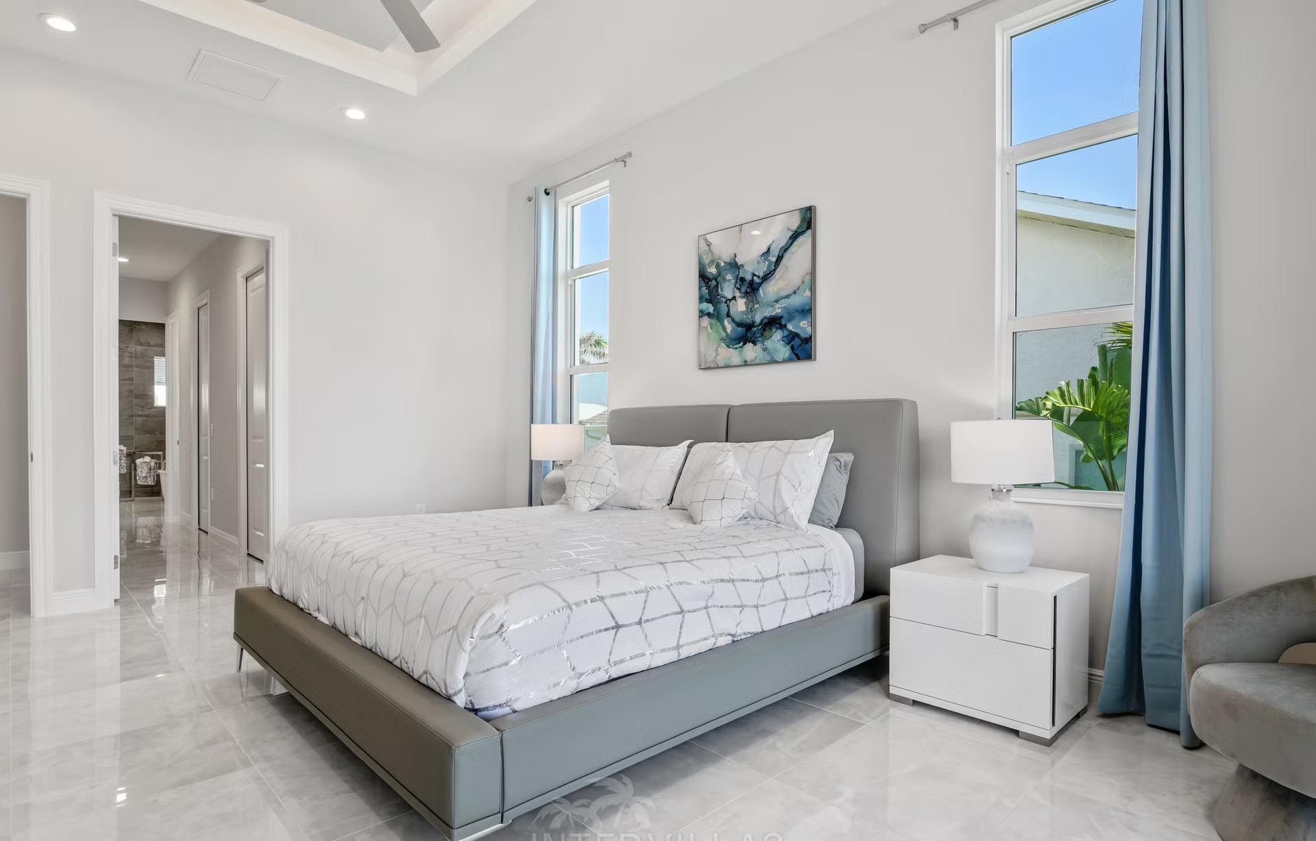 Salzwasser-Pool mit Spa und Liegen am Wasser in Südausrichtung.