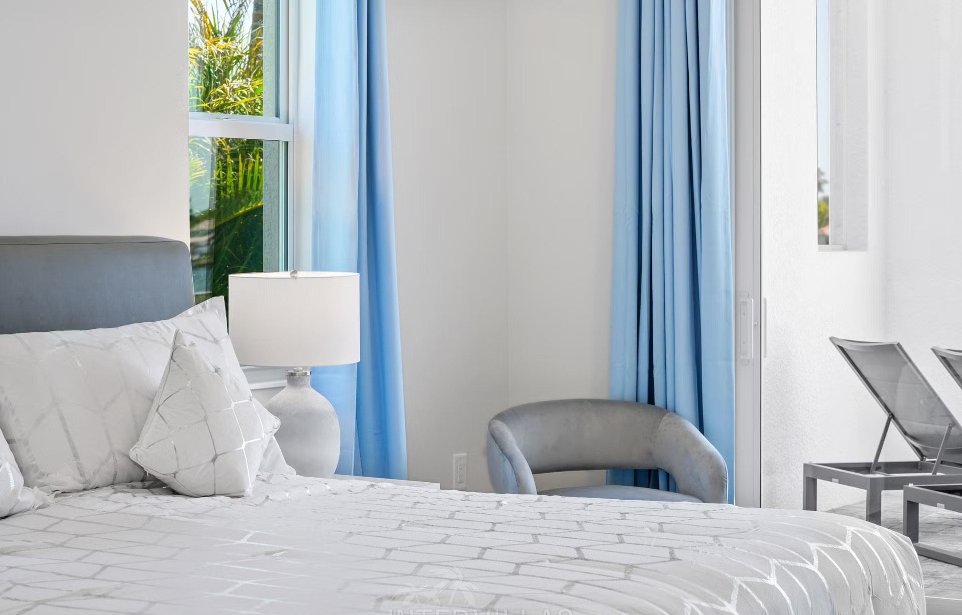 Salzwasser-Pool mit Spa und Blick auf den Kanal.